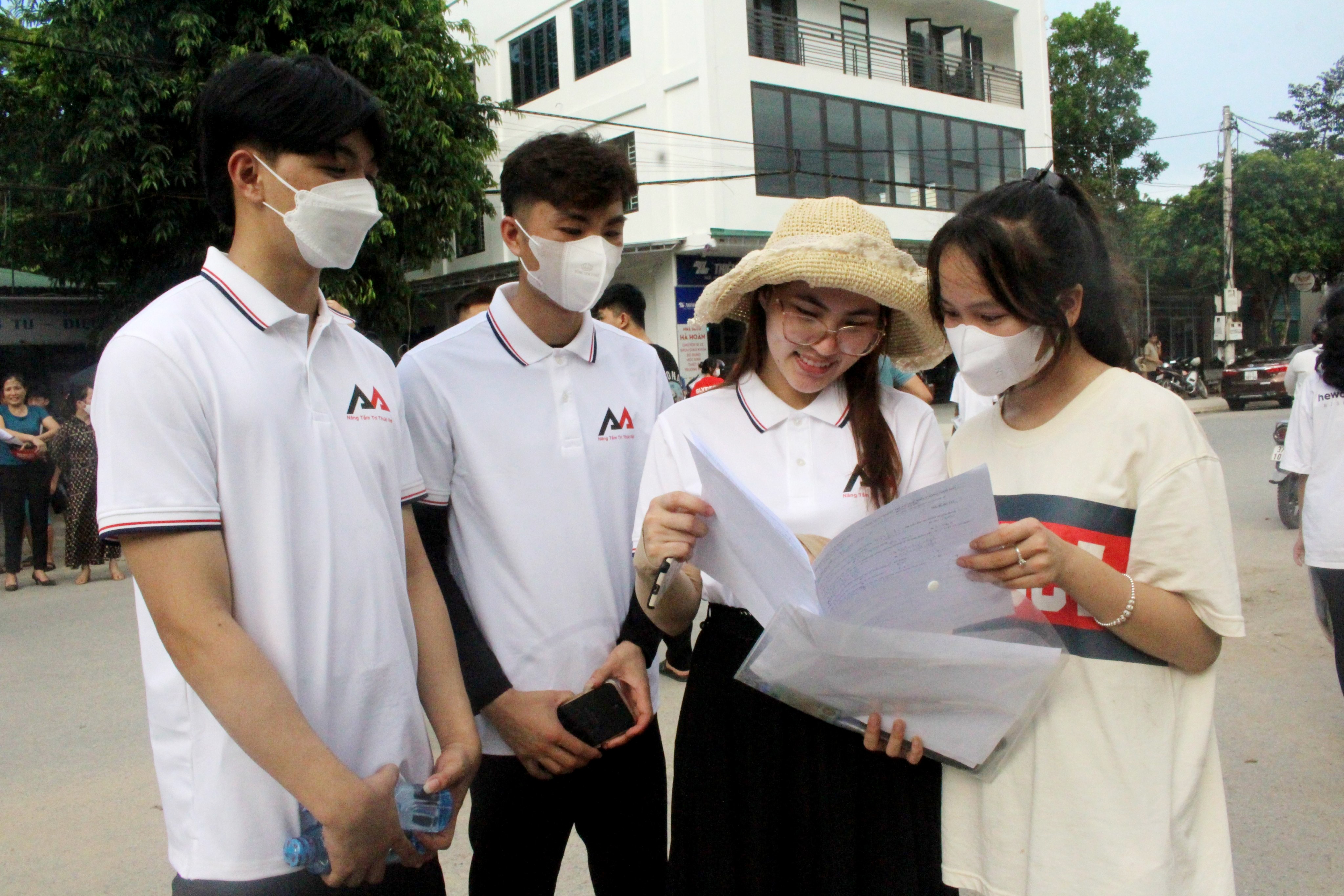 bna_Các giáo viên và học sinh của huyện Con Cuông trao đổi bài sau khi thi xong môn Toán. Ảnh - Bá Hậu.jpg