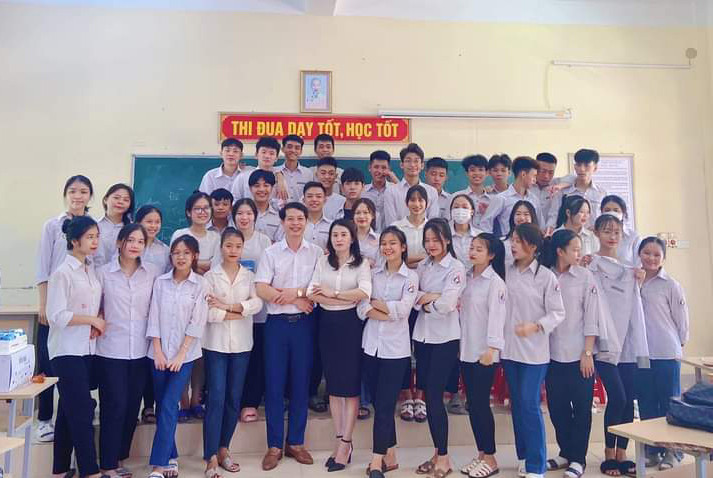 bna_Thầy giáo Nguyễn Minh Chiến và các học sinh ở Trường THPT Kim Liên. Ảnh - NVCC.jpg