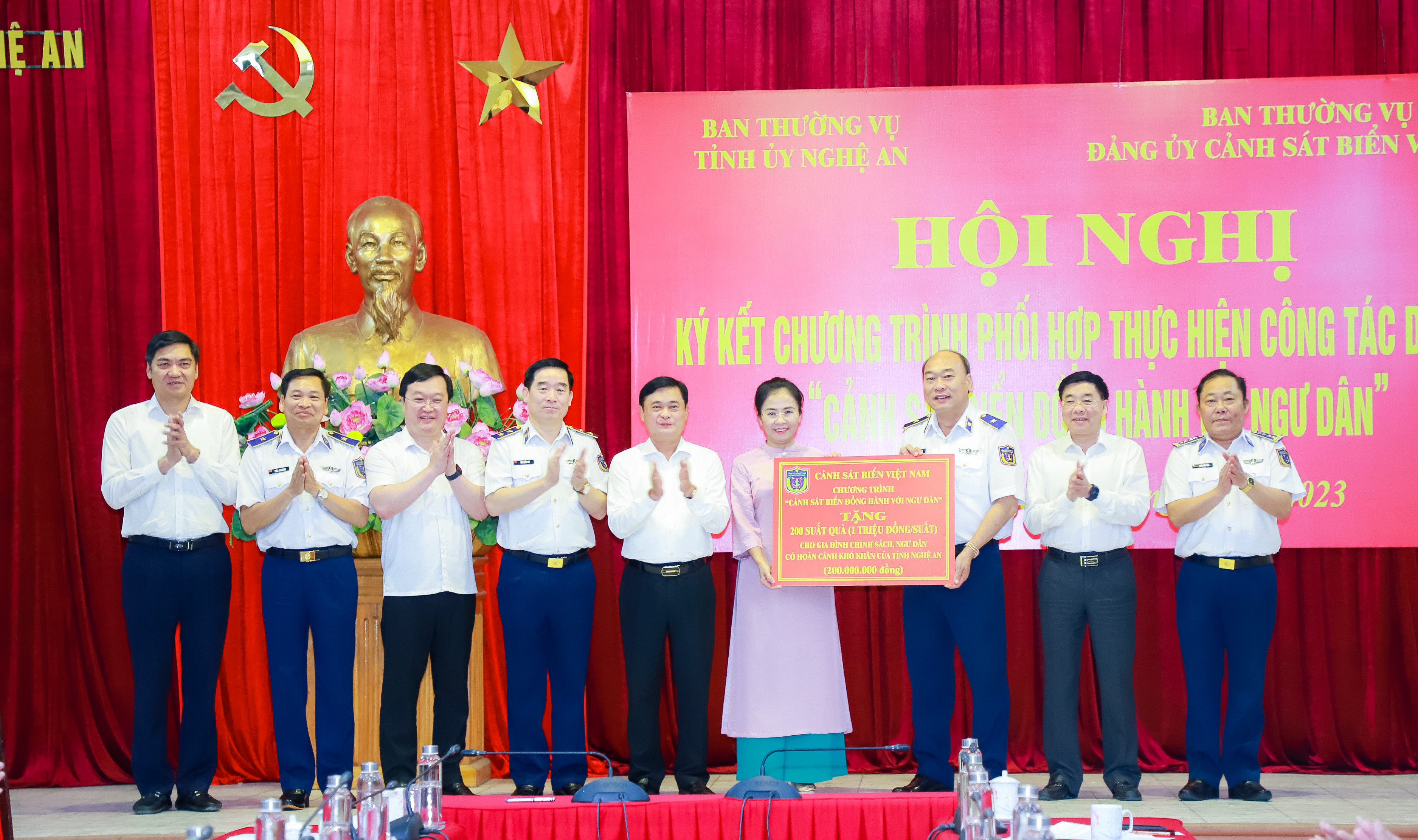 bna_Ban Thường vụ Đảng ủy Cảnh sát biển Việt Nam trao tặng 200 suất quà cho gia đình chính sách, đồng bào tôn giáo, ngư dân có hoàn cảnh khó khăn của tỉnh Nghệ An.JPG