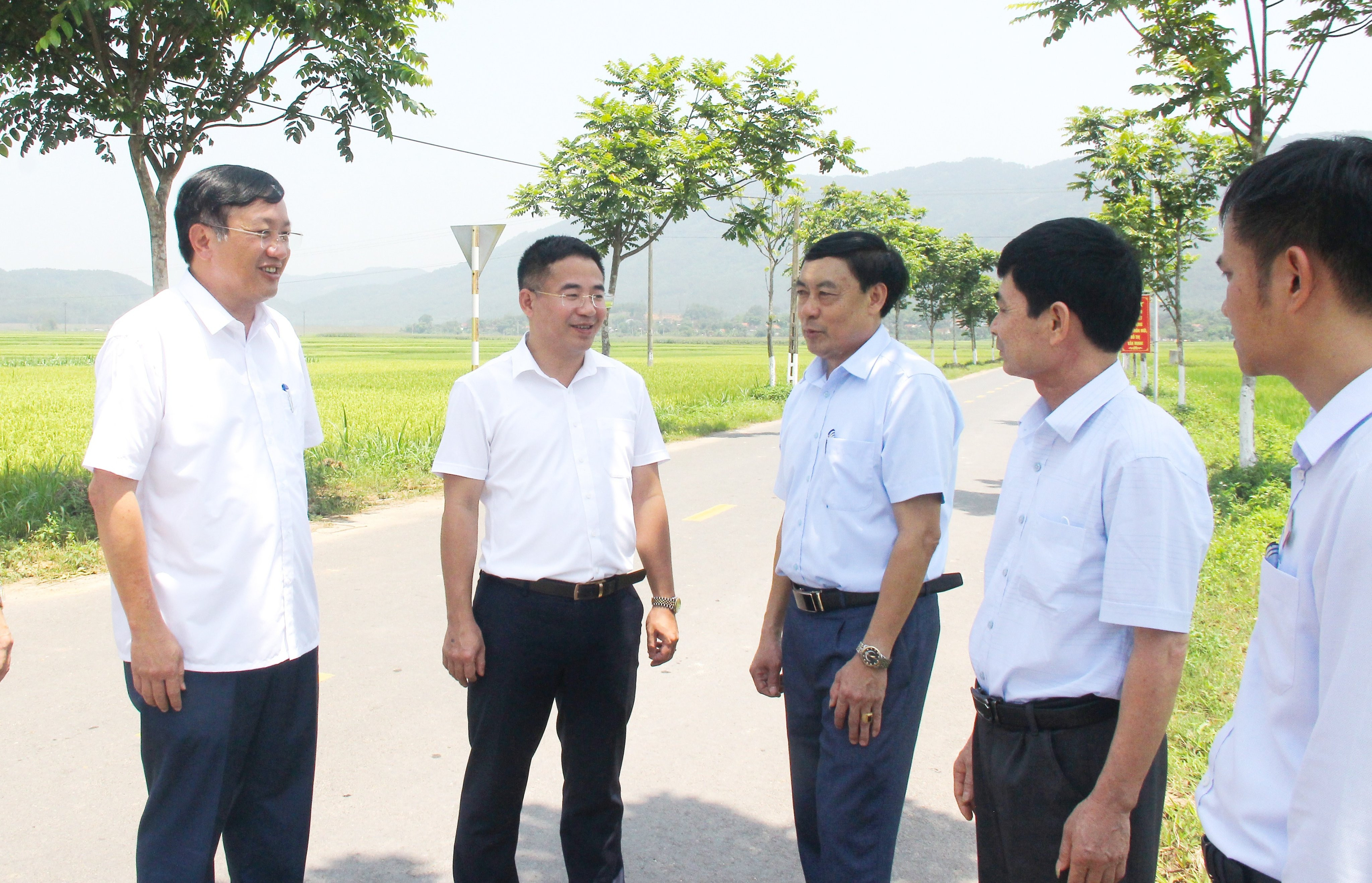 Lãnh đạo huyện Nam Đàn kiểm tra việc xây dựng nông thôn mới kiểu mẫu tại xã Nam Nghĩa. Ảnh bài Mai Hoa.jpg