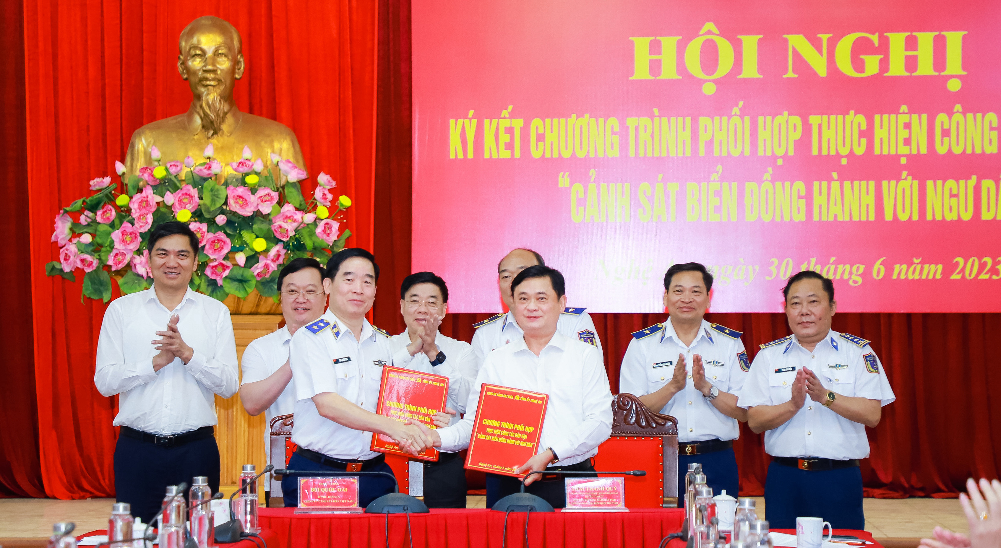 Bí thư Tỉnh ủy Nghệ An Thái Thanh Quý và Trung tướng Bùi Quốc Oai ký kết chương trình phối hợp.JPG