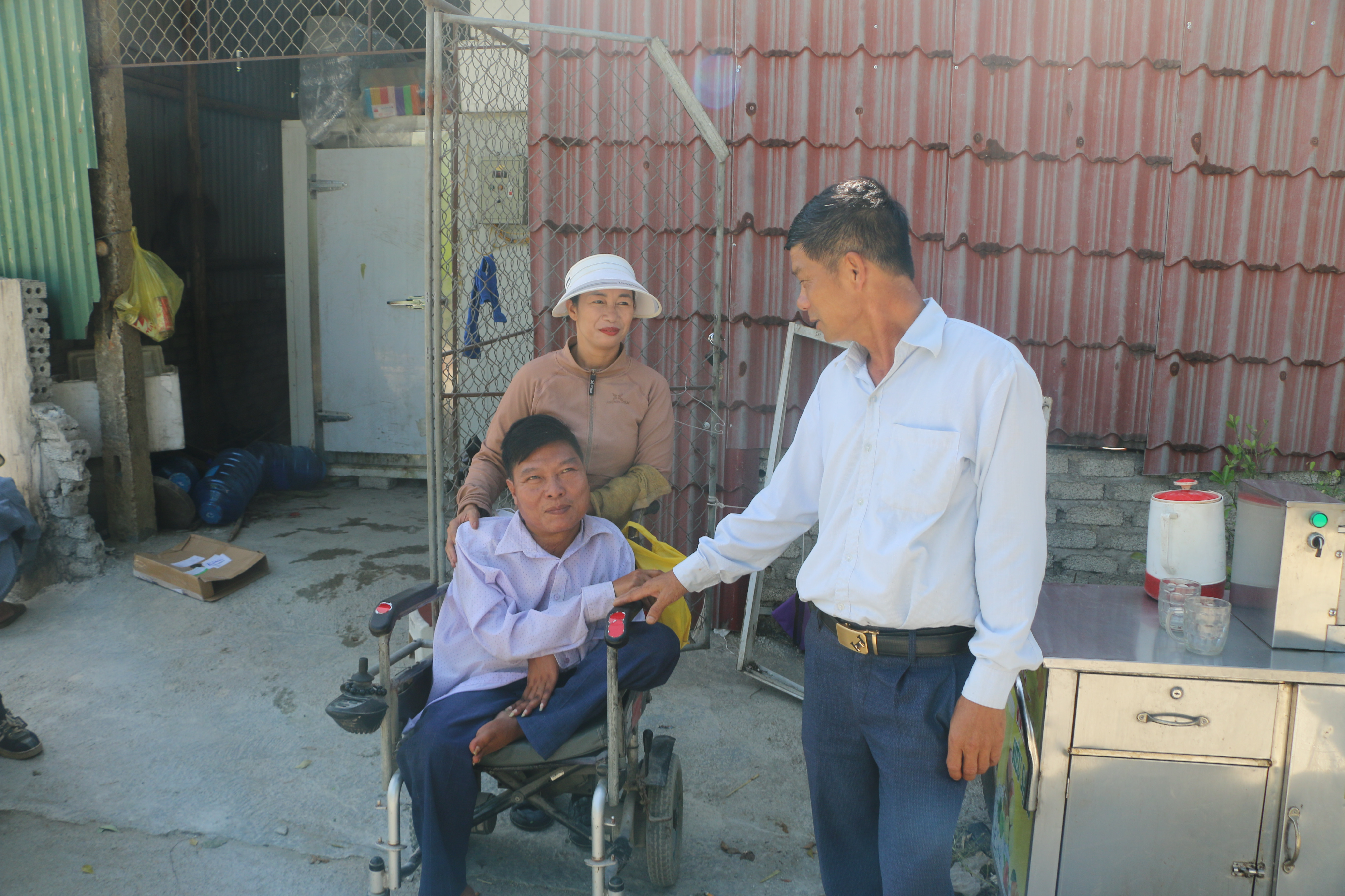 Ông Nguyễn Văn Chính hỏi thăm tình hình xây dựng nhà cửa của vợ chồng ông Nguyễn Văn Hoàng- người dân xóm 10. Ảnh KL.JPG