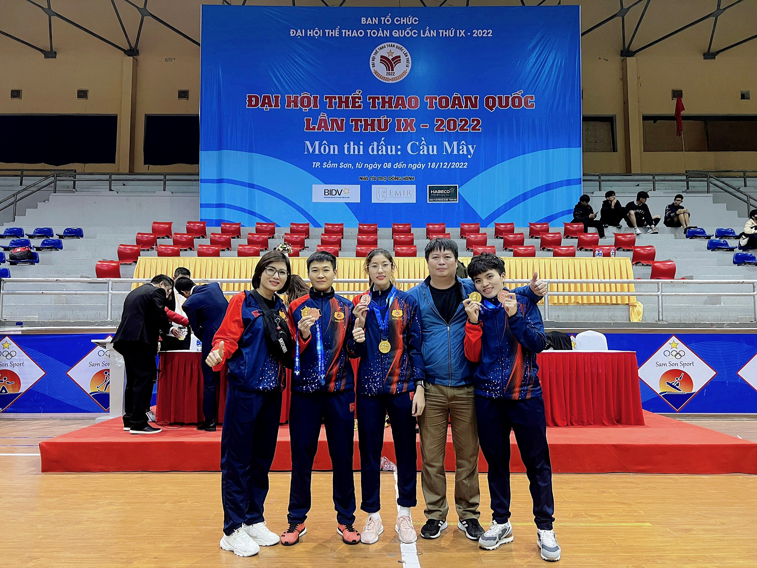 bna_Ngô Thị Ngọc Quỳnh (giữa) cùng các HLV và đồng đội tại đội tuyển cầu mây nữ Nghệ An.jpg