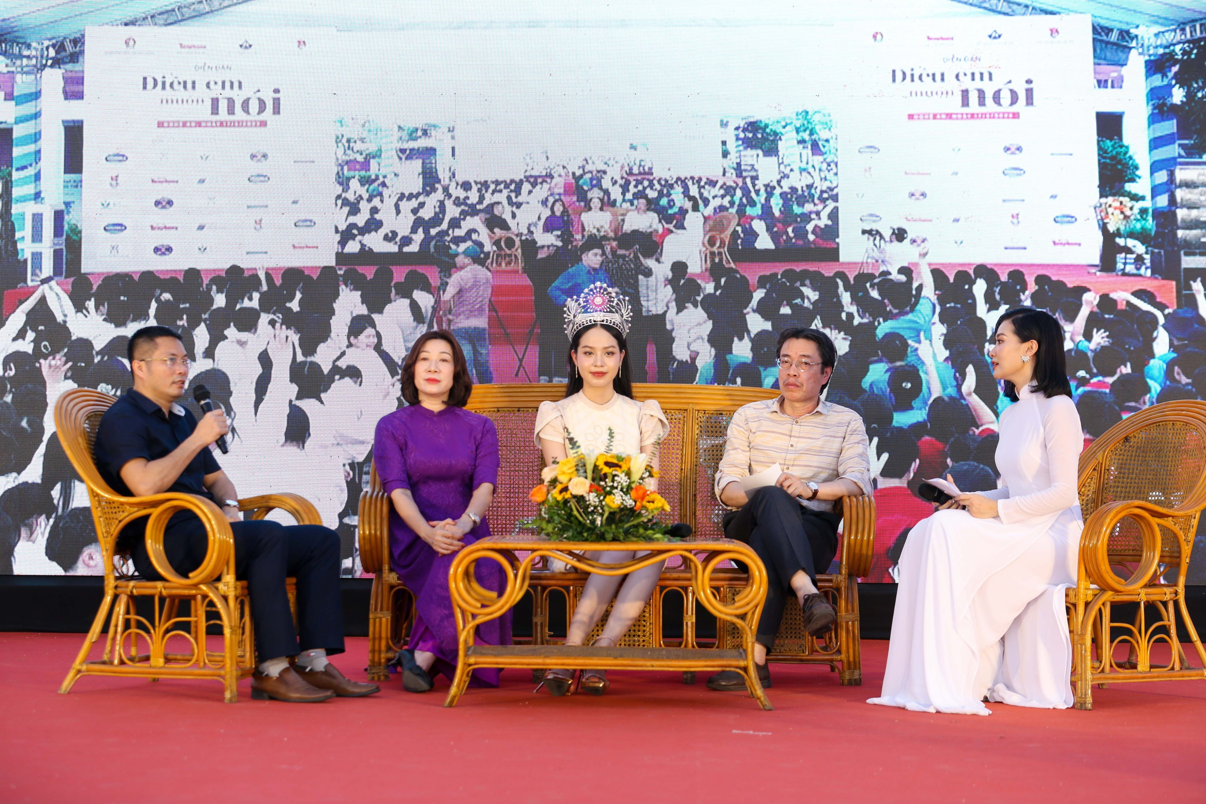 Các khách mời trao đổi tại Diễn đàn Điều em muốn nói tại Trường THPT Huỳnh Thúc Kháng.jpg
