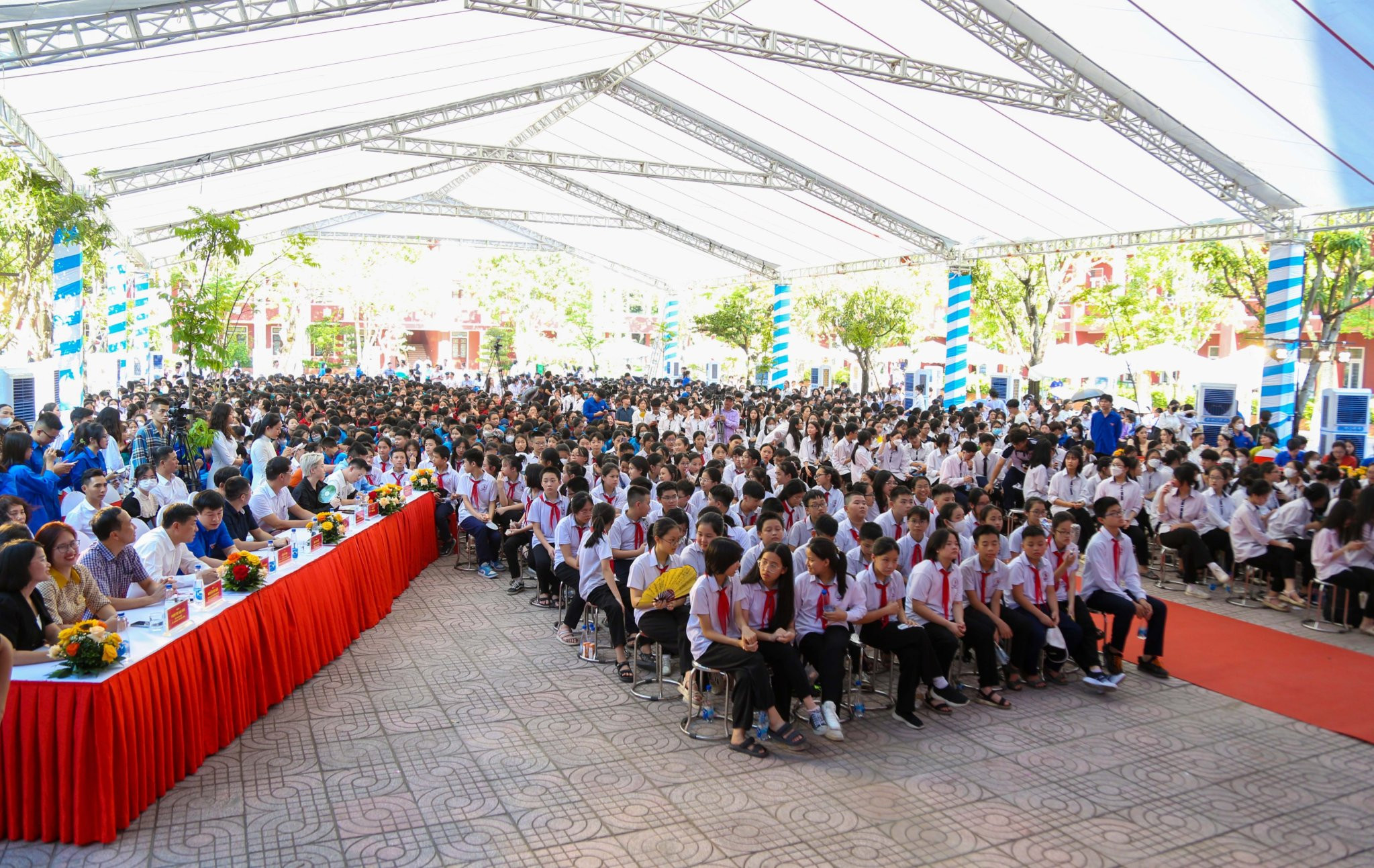 Học sinh thành phố Vinh tham gia diễn đàn về bạo lực học đường.jpg