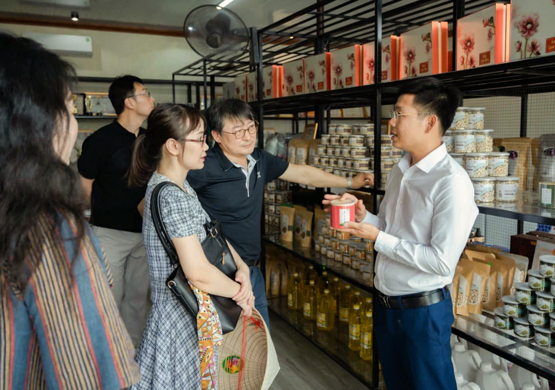 bna_Phạm Kim Tiến giới thiệu sản phẩm sen với du khách đến thăm quê Bác.png
