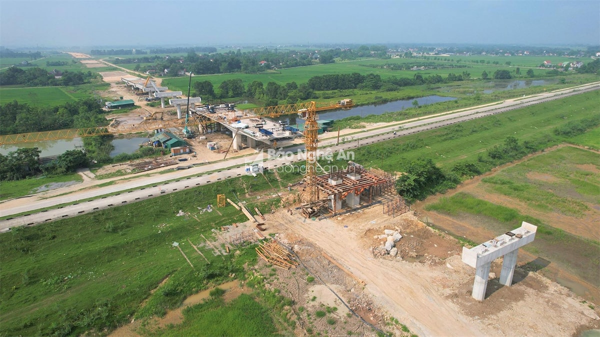 Trên công trường cầu Hưng Đức bắc qua sông Lam dài gần 4km (cao tốc Bắc - Nam). Ảnh: Thanh Lê