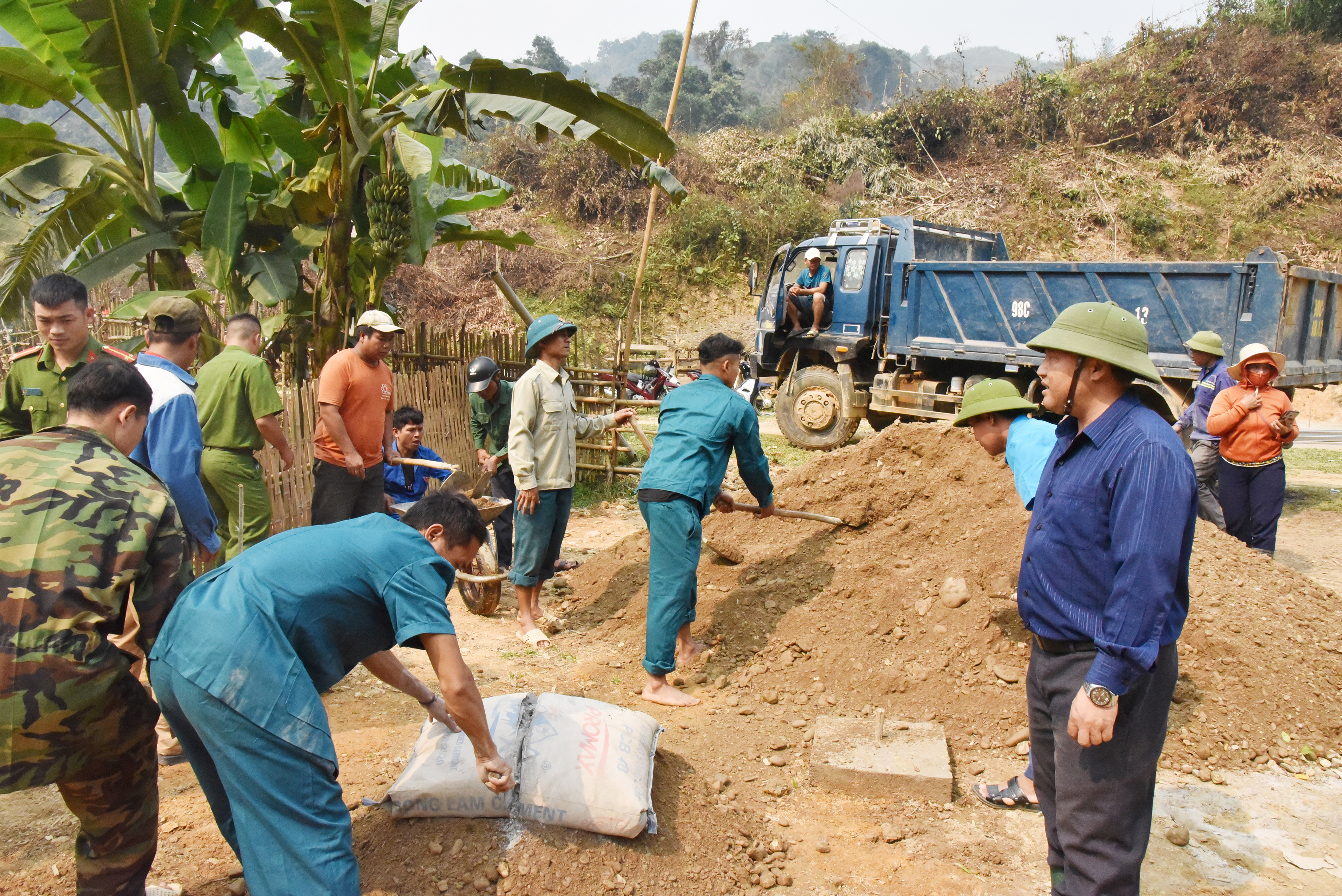 bna_Lãnh đạo UBND huyện Kỳ Sơn kiểm tra việc thực hiện hỗ trợ xây dựng nhà ở cho người dân ở xã Bảo Thắng ảnh Hoài Thu.JPG