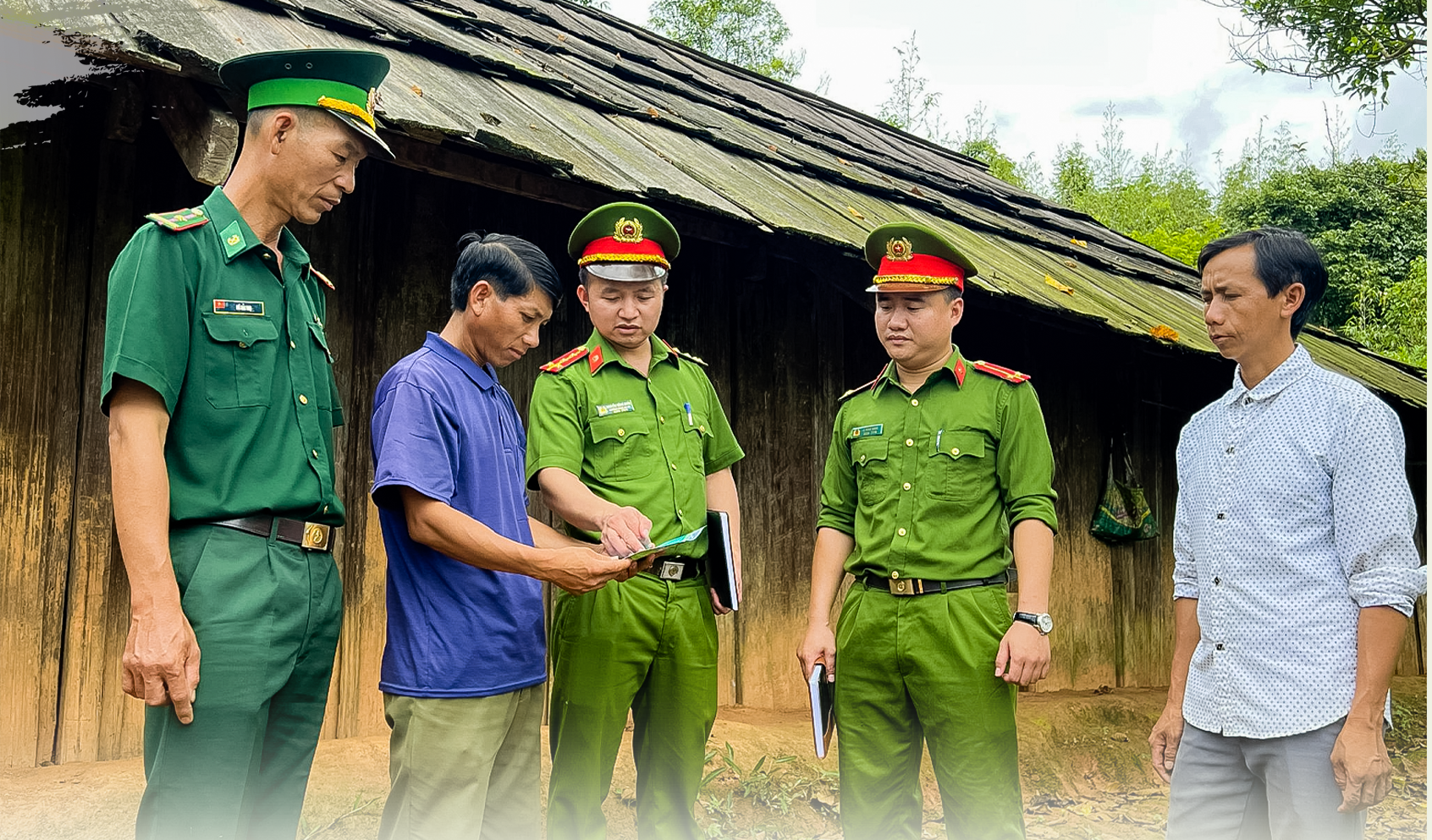 Công an xã Tri Lễ, huyện Quế Phong phối hợp với Đồn Biên phòng Tri Lễ tuyên truyền phòng chống ma túy. Ảnh tư lieu Đức Vũ.png