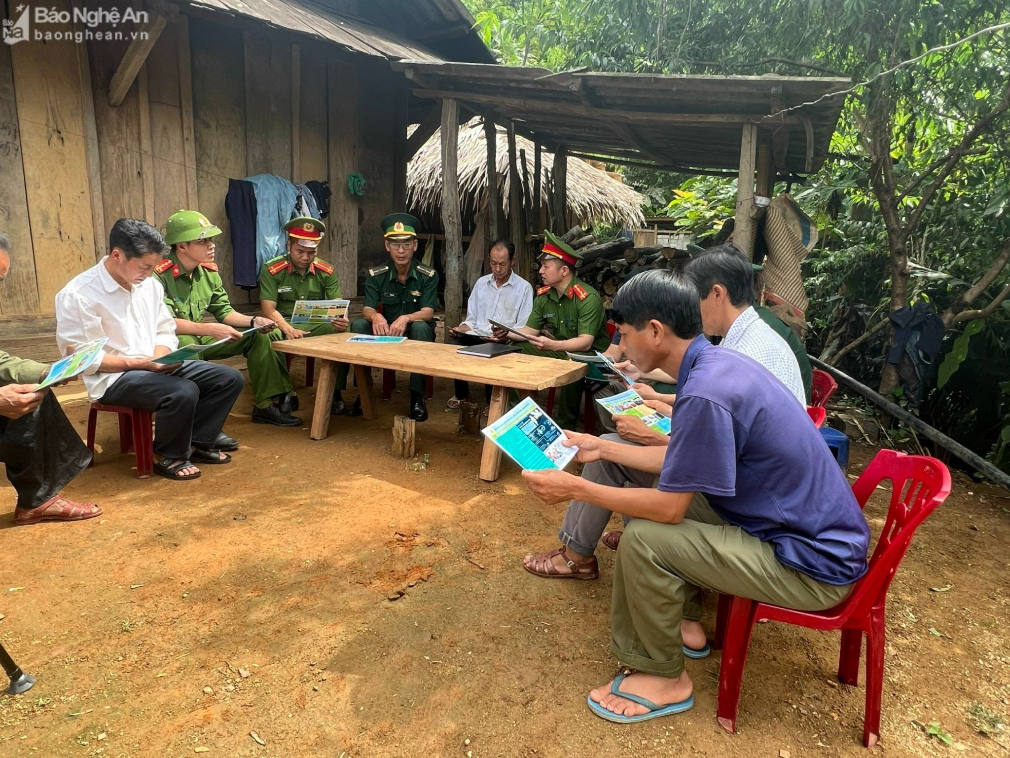 Công an xã tri lễ, Quế Phong phối hợp biên phòng tri lễ tuyên truyền pháp luật về đề án xã biên giới sạch về ma tuý. Anh duc vu1.jpg