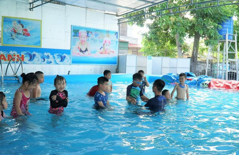 bna_Nhiều trường học sử dụng bể bơi để dạy bơi lội cho học sinh trong dịp hè. Ảnh - Mỹ Hà.jpeg