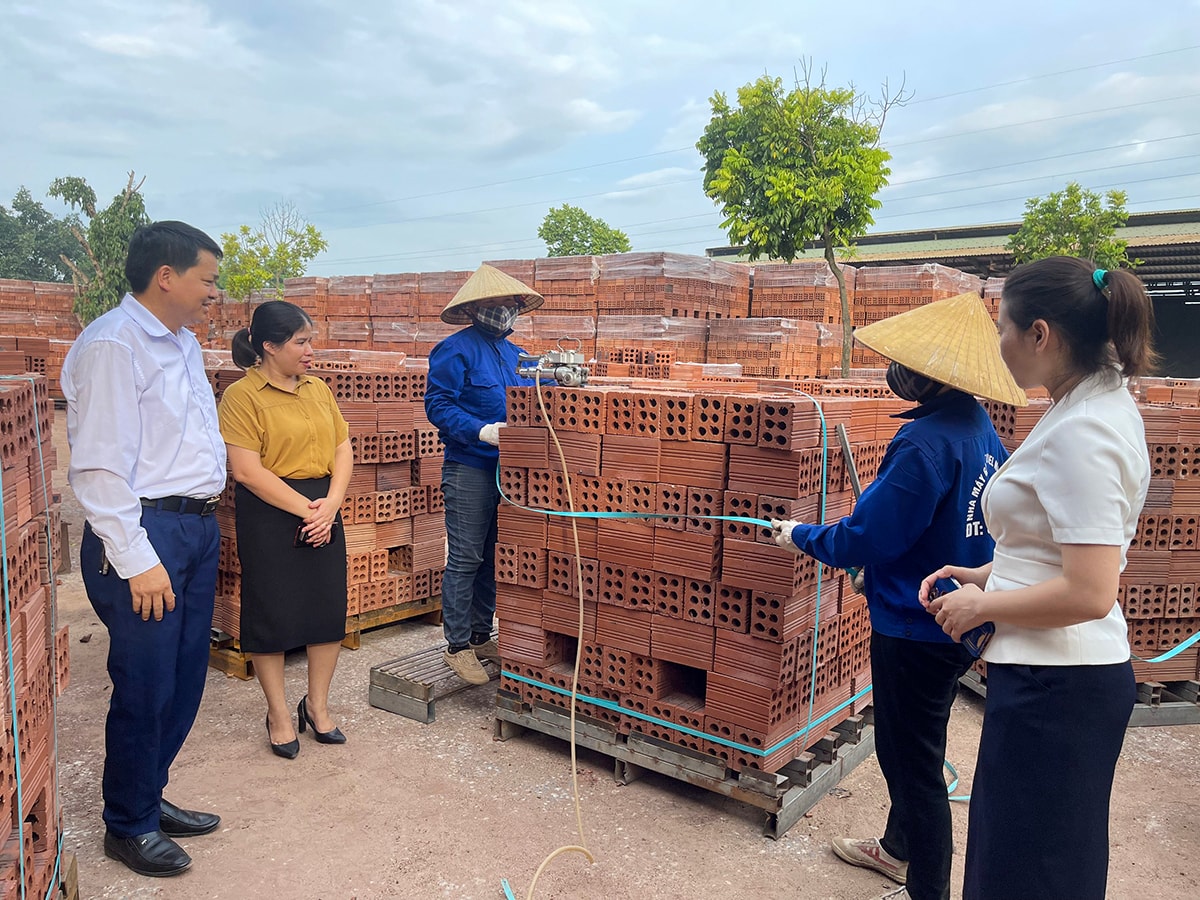 Các đồng chí trong Chi bộ Công ty Cổ phần Thắng Lợi trao đổi với công nhân làm việc tại nhà máy gạch. Ảnh: Tiến Đông