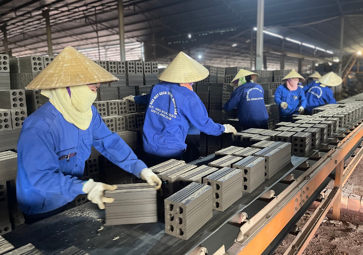 Công nhân làm việc tại nhà máy gạch của Công ty Cổ phần Thắng Lợi - đơn vị vừa thành lập Chi bộ vào ngày 15/6/2023. Ảnh: Tiến Đông