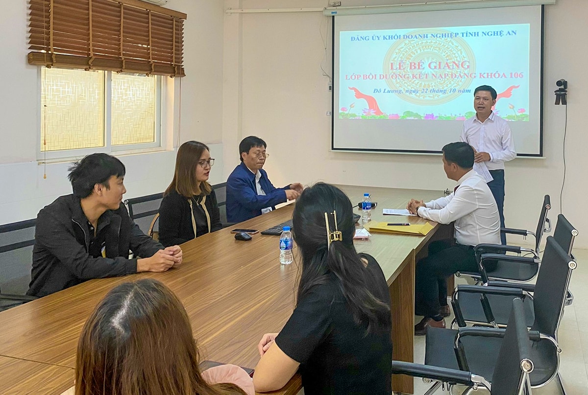 Đảng ủy Khối Doanh nghiệp tổ chức lớp bồi dưỡng nhận thức về Đảng cho các quần chúng ưu tú là công nhân lao động ngay tại doanh nghiệp. Ảnh: CSCC