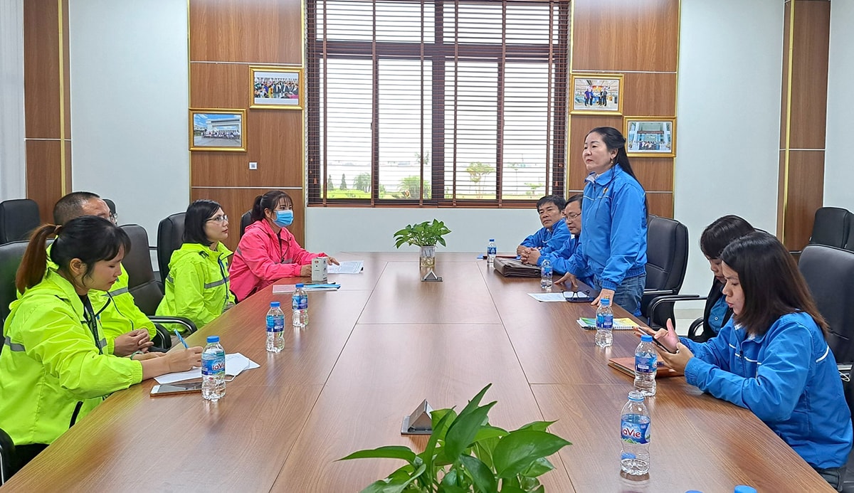 Đoàn công tác làm việc tại Công ty TNHH VietGlory (xã Diễn Trường, huyện Diễn Châu). Ảnh tư liệu: Diệp Thanh