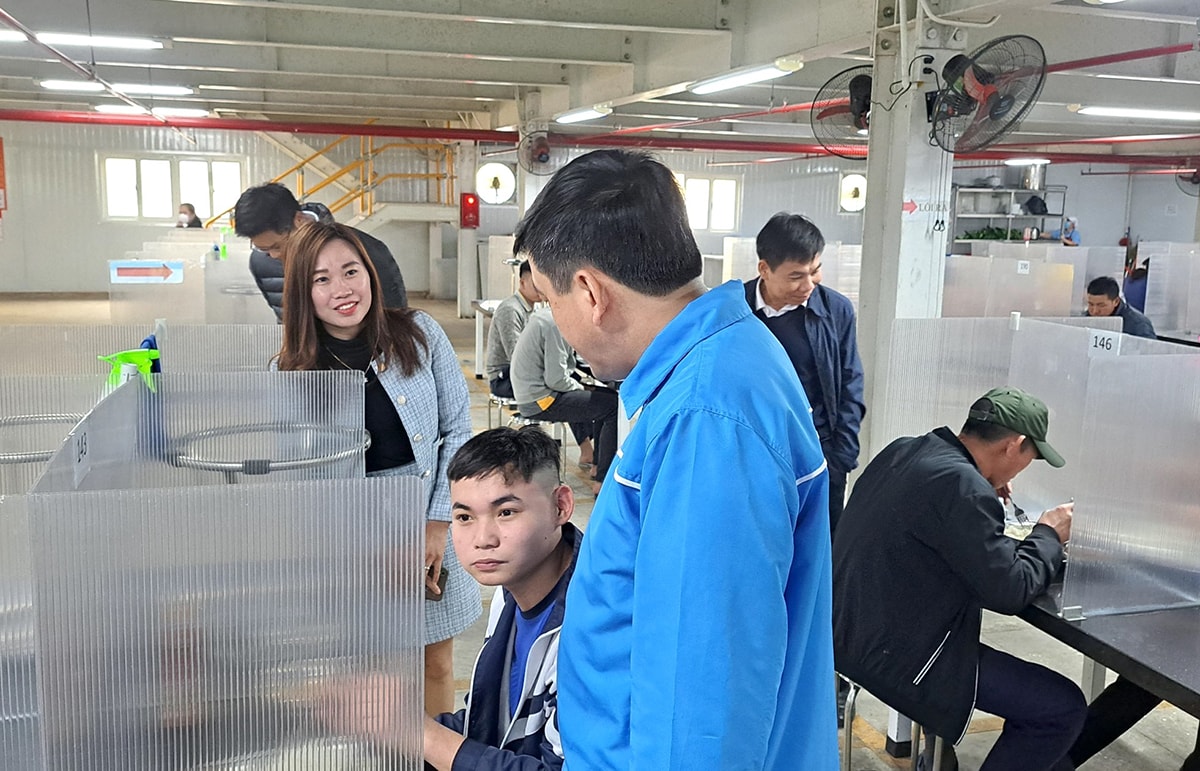 Lãnh đạo LĐLĐ tỉnh trò chuyện với công nhân Công ty TNHH Frescol Tuna Việt Nam (Khu Công nghiệp Nam Cấm). Ảnh tư liệu: Diệp Thanh