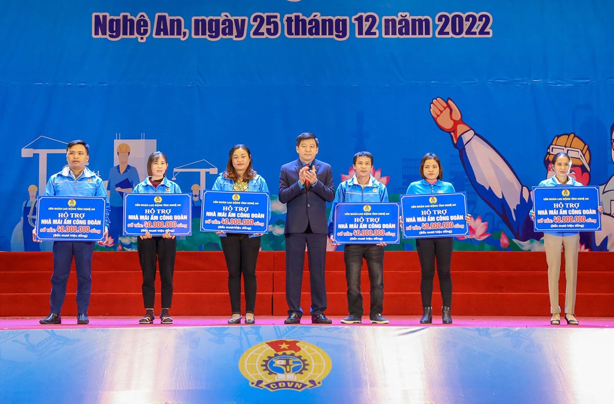 Liên đoàn Lao động tỉnh trao tặng 7 nhà