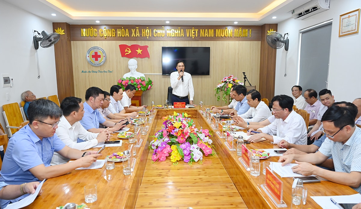 Phó Bí thư Tỉnh ủy Hoàng Nghĩa Hiếu làm việc với Bệnh viện Đa khoa Minh An (Quỳnh Lưu). Ảnh tư liệu: Thành Cường