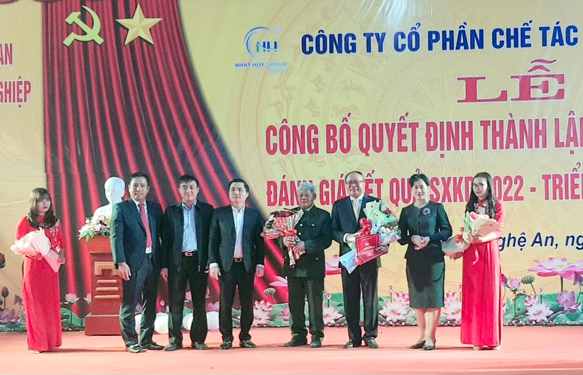 Trao quyết định thành lập chi bộ Đảng tại Công ty Cổ phần chế tác đá Nhật Huy. Ảnh: CSCC