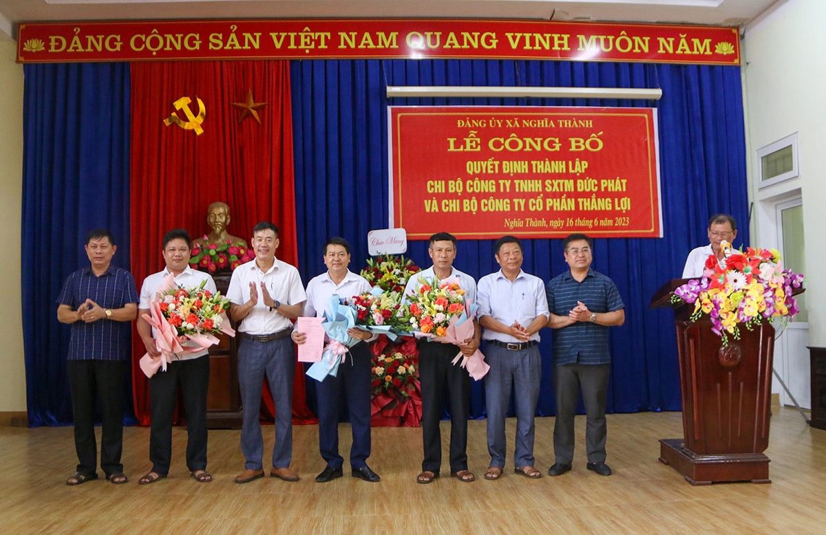 Trao quyết định thành lập chi bộ tại Công ty Cổ phần Thắng Lợi tại xã Nghĩa Thành (Nghĩa Đàn). Ảnh: Tiến Đông