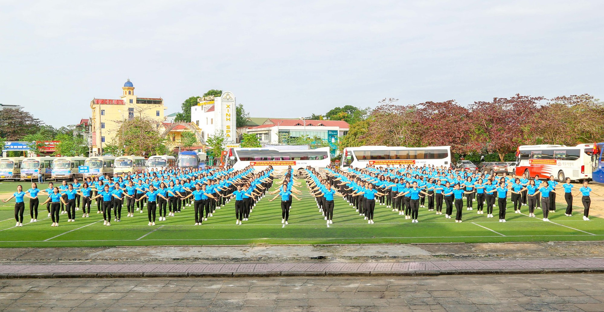 Tiết mục đồng diễn dân vũ đến từ 350 đoàn viên, người lao động thuộc thị xã Cửa Lò tham gia biểu diễn dân vũ tại Ngày hội công nhân năm 2023 do Liên đoàn Lao động tỉnh tổ chức. Ảnh tư liệu: Đình Tuyên