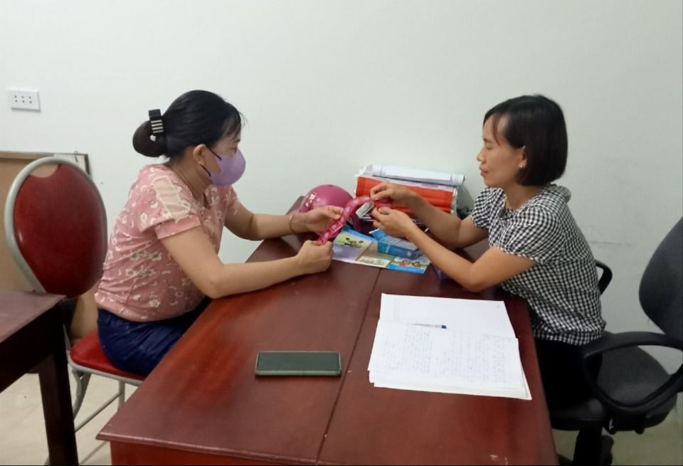 Viên chức dân số xã Tăng Thành (Yên Thành) hướng dẫn người dân thực hiện các biện pháp tránh thai.jpg