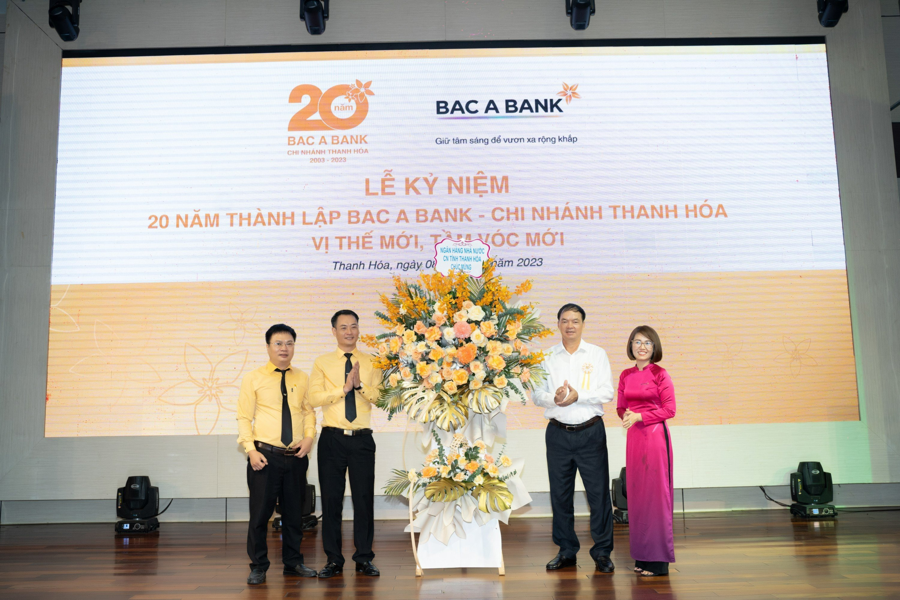 4.Trong 20 năm phát triển, BAC A BANK Chi nhánh Thanh Hóa luôn được khách hàng địa phương lựa chọn và tin tưởng.jpg