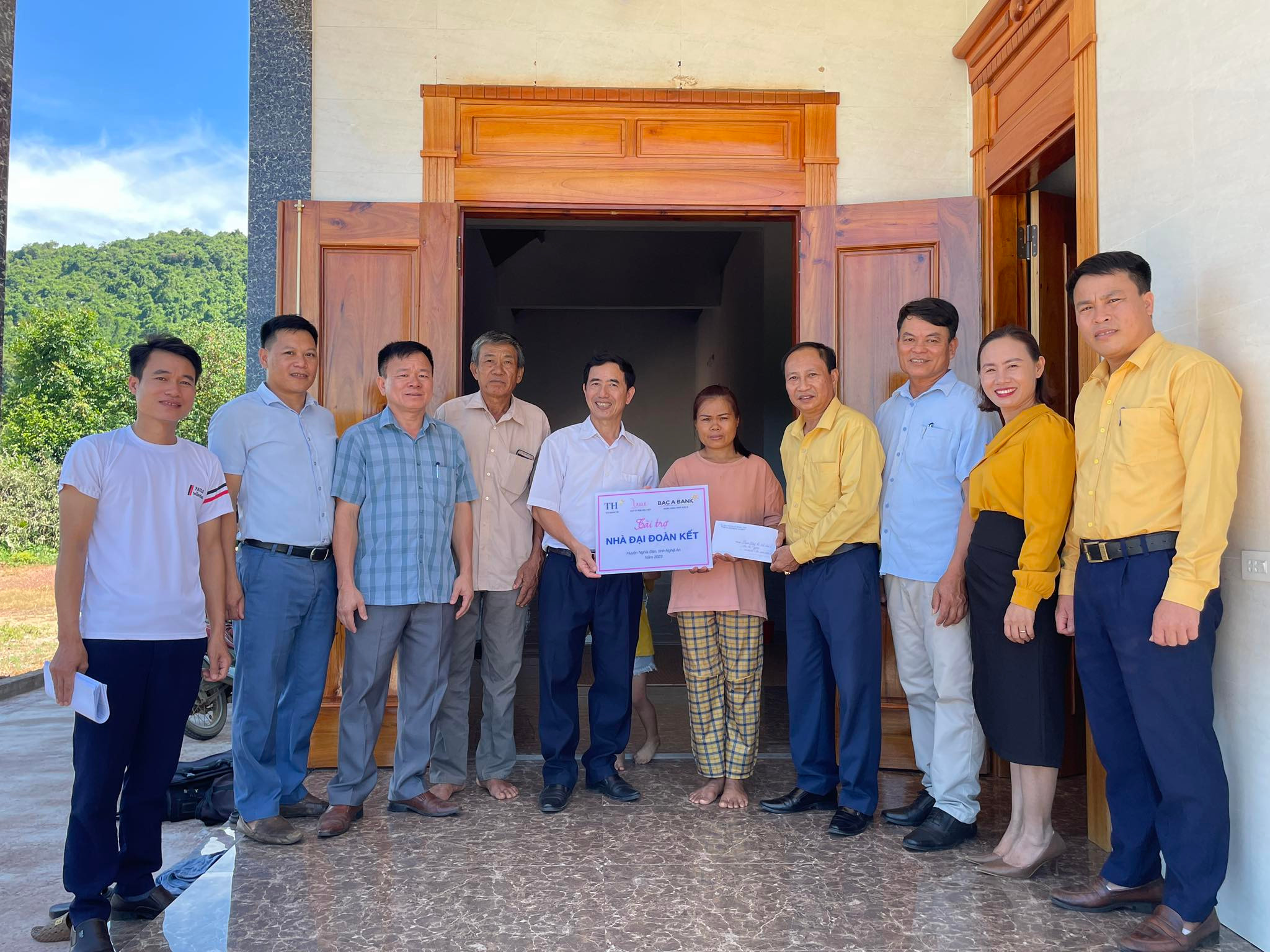 bna_Lãnh đạo huyện trao tiền hộ trợ cho gia đình anh Nguyễn Ngọc Dương ở Làng Nhâm, thuộc diện hộ nghèo.jpg