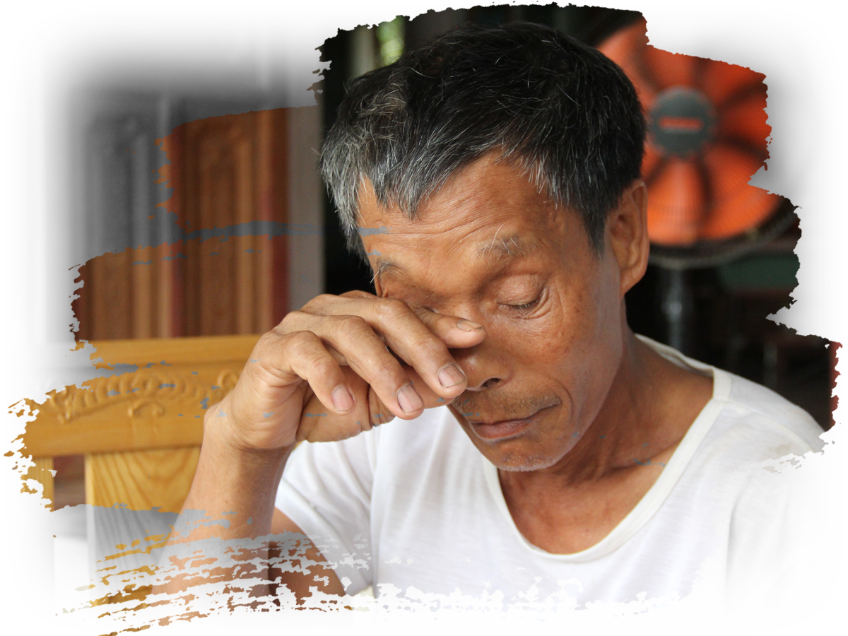 Một người cha có con trai bị bụi phổi vừa mất bật khóc.