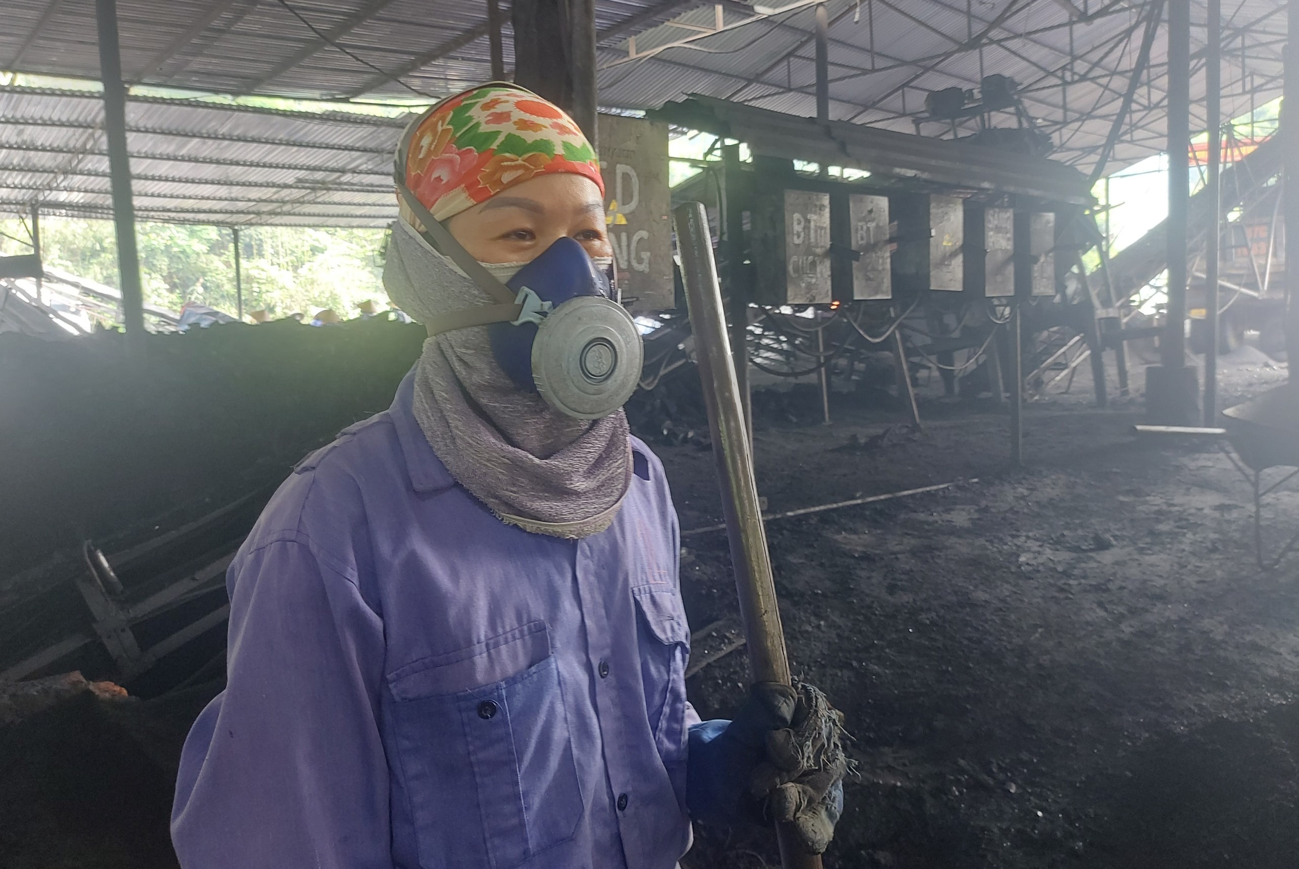 Một nữ công nhân đeo mặt nạ phòng bụi.