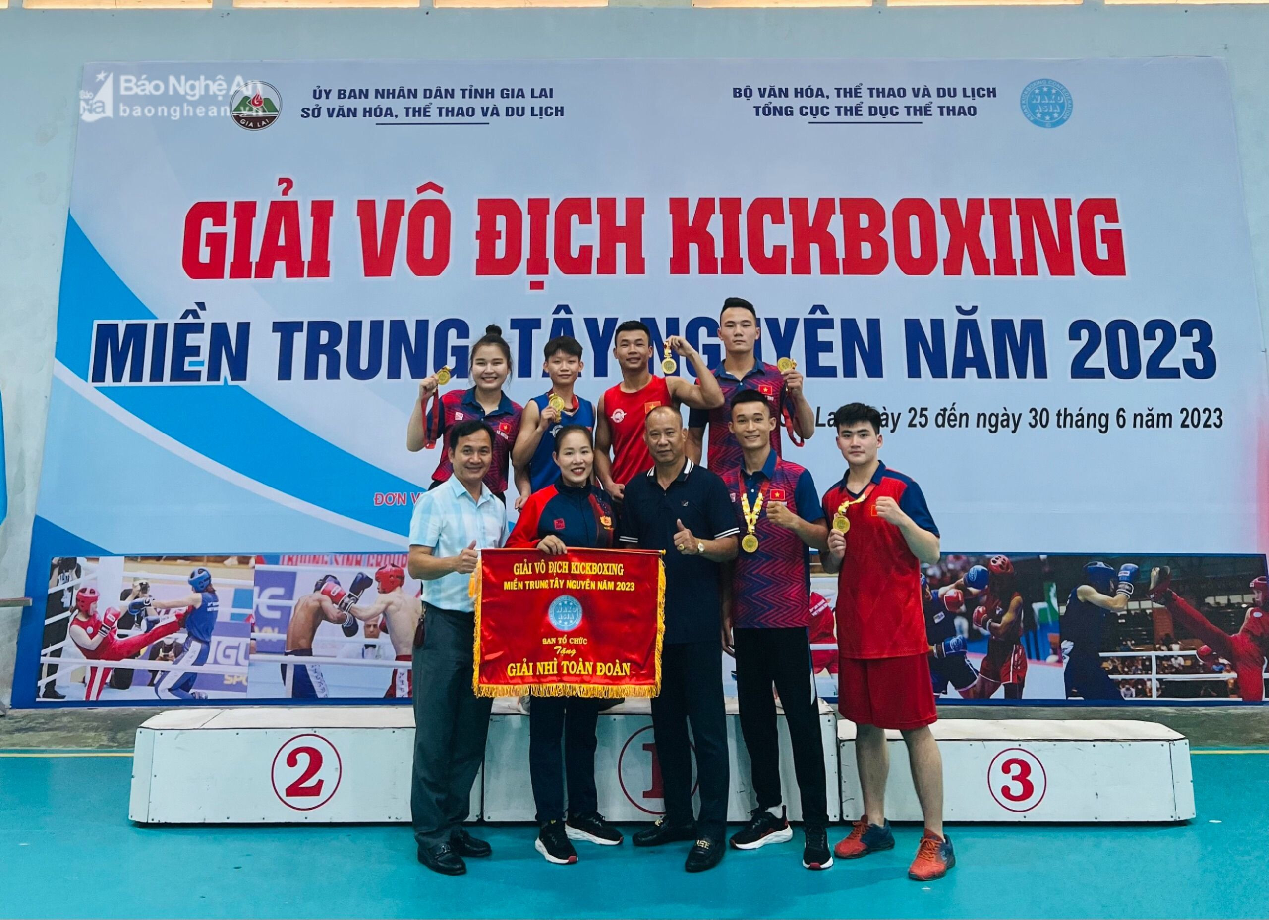 HLV Ngũ Thị Thuyết (hàng dưới, thứ hai từ trái sang) cùng các thành viên đoàn Nghệ An tại Giải vô địch kickboxng miền Trung và Tây Nguyên năm 2023.jpg