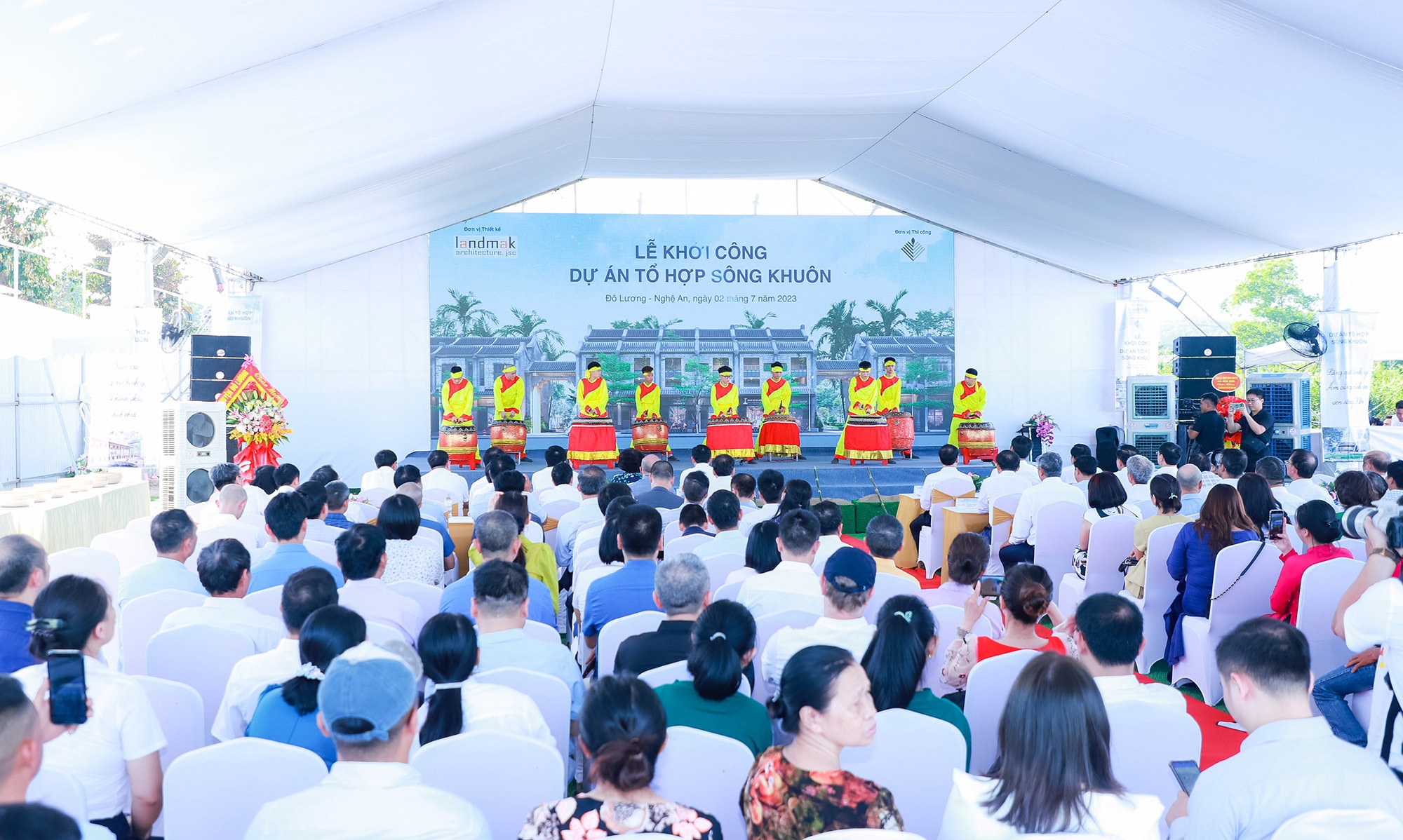 Toàn cảnh Lễ khởi công Dự án tổ hợp sông Khuôn tại xã Hòa Sơn, huyện Đô Lương. Ảnh: Thành Duy