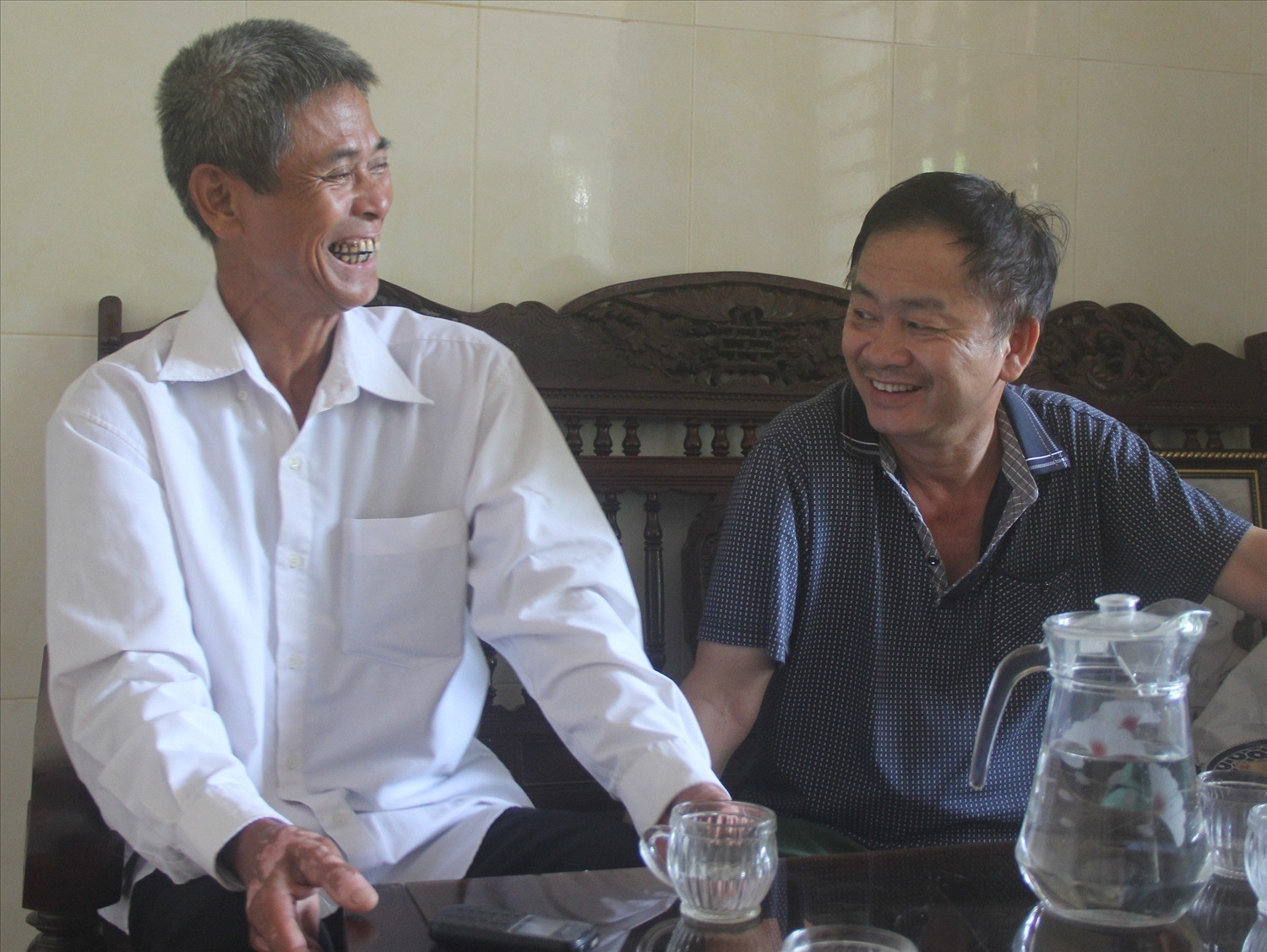 Đôi bạn tù Nguyễn Sỹ Lý (bên phải) và Cao Tiến Mùi, cứ gặp nhau là mừng rỡ khôn xiết. Ảnh: HSVA.
