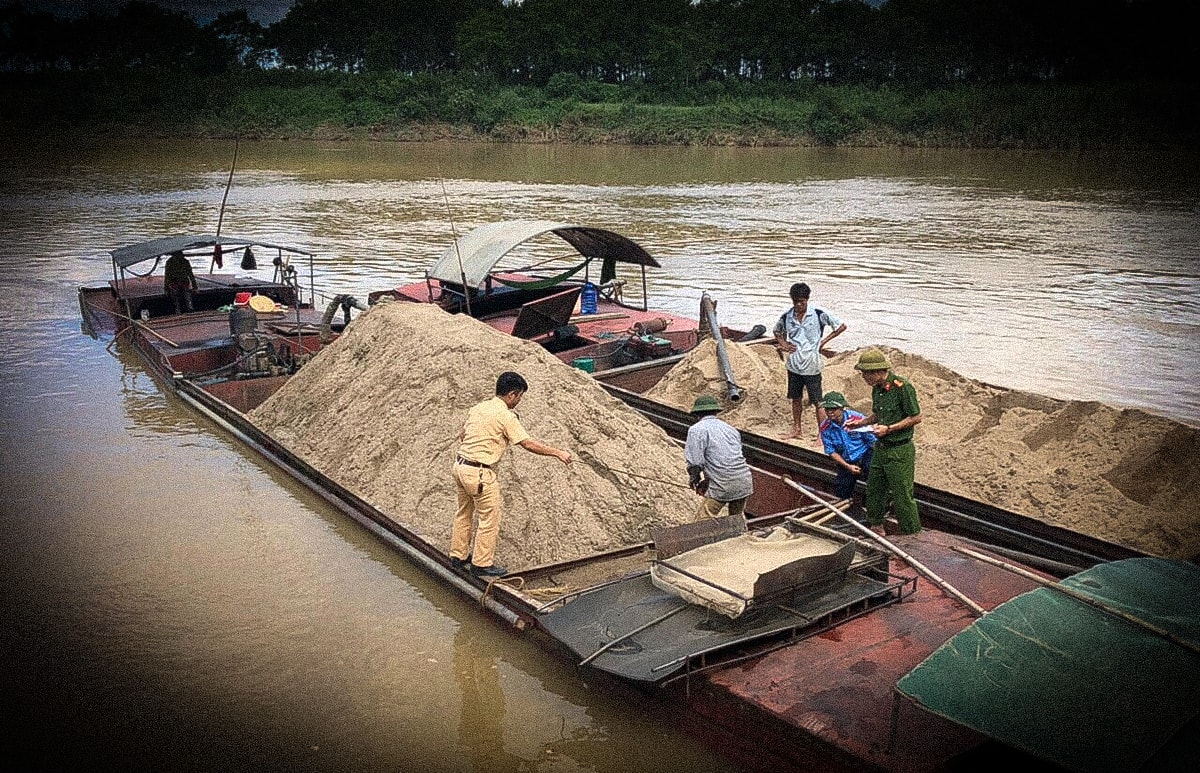 Kiểm tra hoạt động khai thác cát sỏi trên sông Lam đoạn qua huyện Thanh Chương. Ảnh tư liệu NH.jpeg