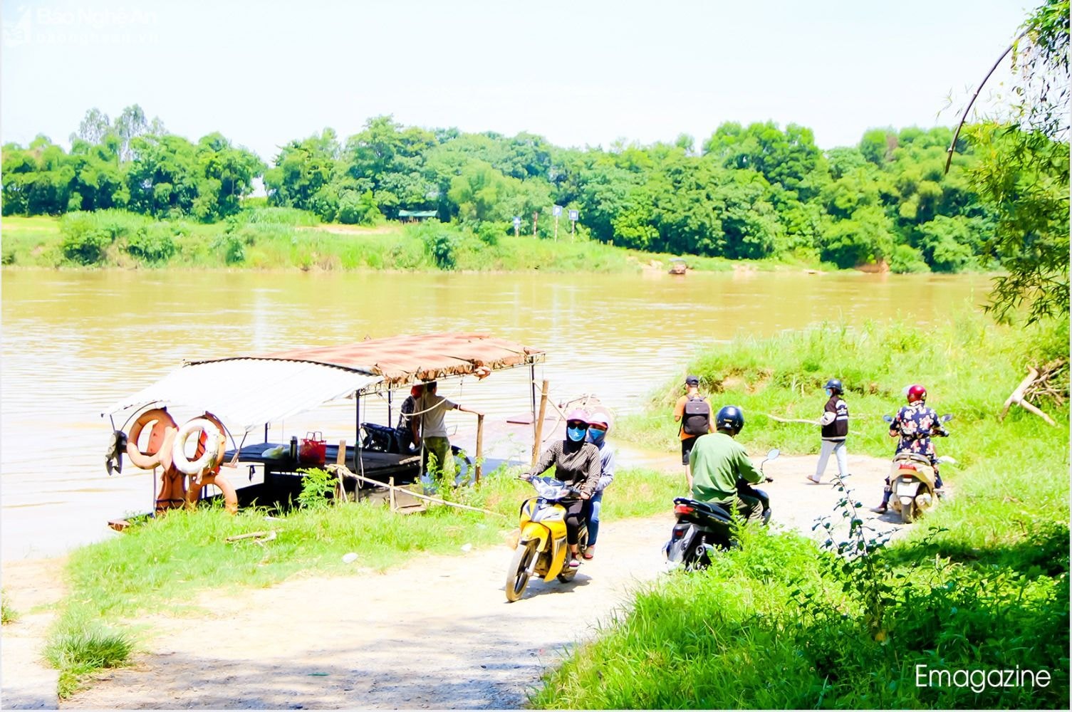 Người lên xuống tấp nập tại bến đò Cung trên sông Lam nối huyện Đô Lương và Thanh Chương. ẢnhTD.jpeg