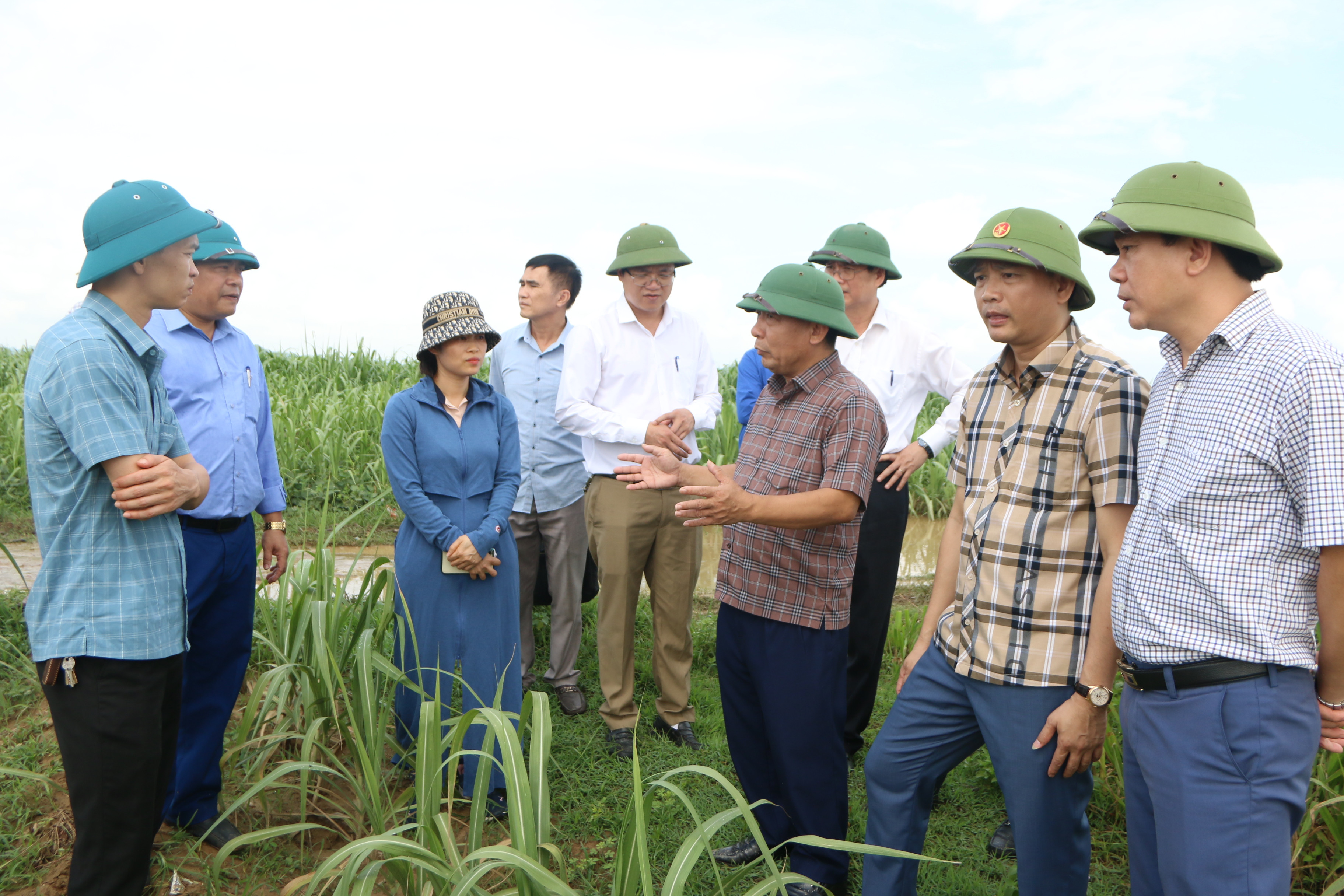 BNA_Phó Chủ tịch Nguyễn Văn Đệ đi kiểm tra tại khu vực mỏ cát sỏi của Công ty Việt Hung một ngày đầu tháng 6:2023. Ảnh Tiến Đông.JPG