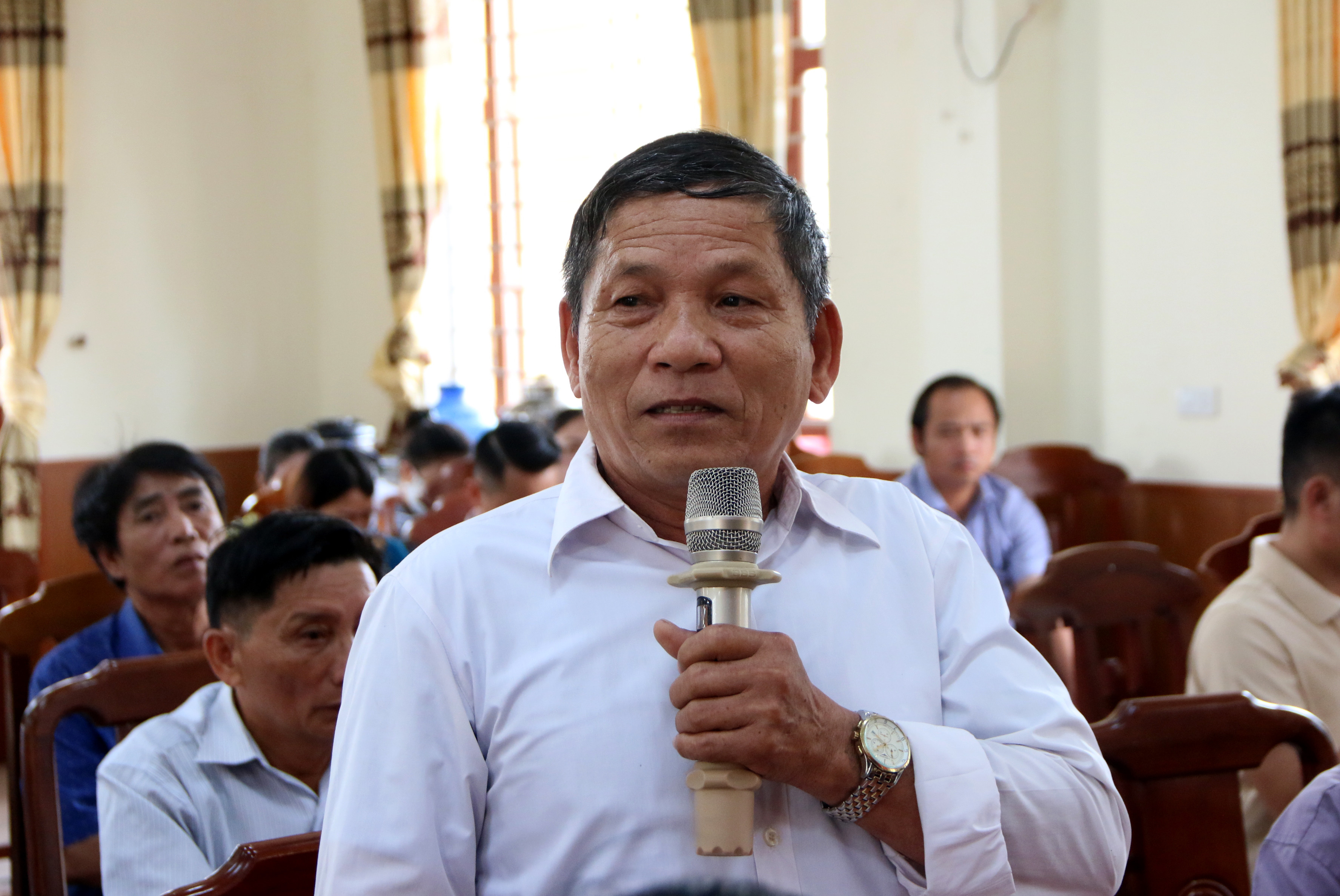 BNA_ông Nguyễn Công Xuân, người dân xóm Hải Thịnh, đại biểu HĐND xã Nghi Thiết phát biểu ý kiến.JPG
