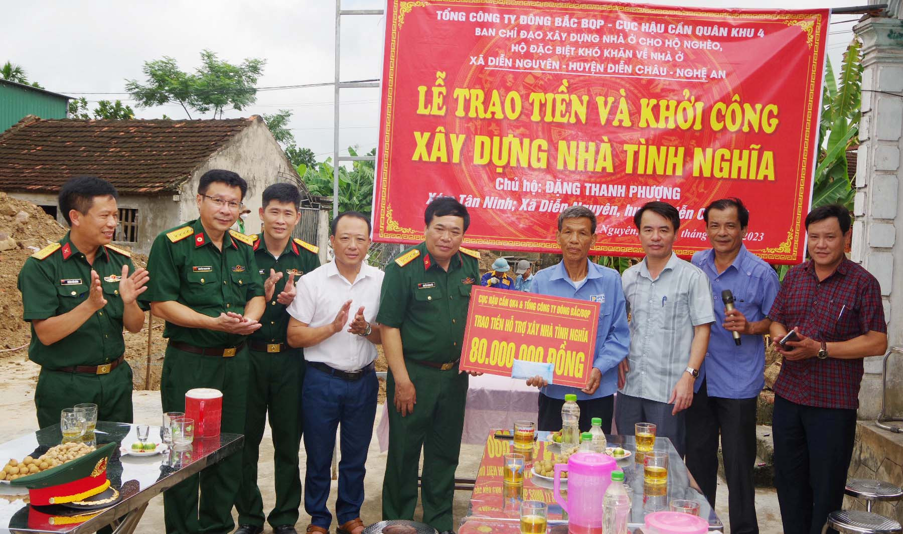 bna_Đại tá Nguyễn Thanh Vân - Cục trưởng Cục Hậu cần Quân khu 4 trao số tiền 80 triệu đồng cho gia  đình ông Đặng Thanh Phượng  xóm Tân Ninh, xã Diễn Nguyễn, huyện Diễn Châu, xây dựng Nhà Tình nghĩa.JPG