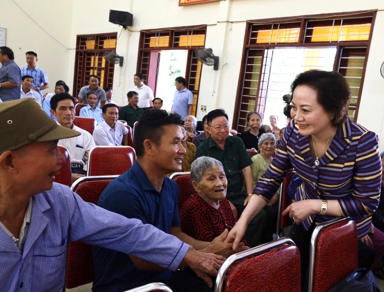 bna-Bộ trưởng Bộ Nội vụ Phạm Thị Thanh Trà thăm hỏi các đối tượng người có công tại buổi lễ.jpg