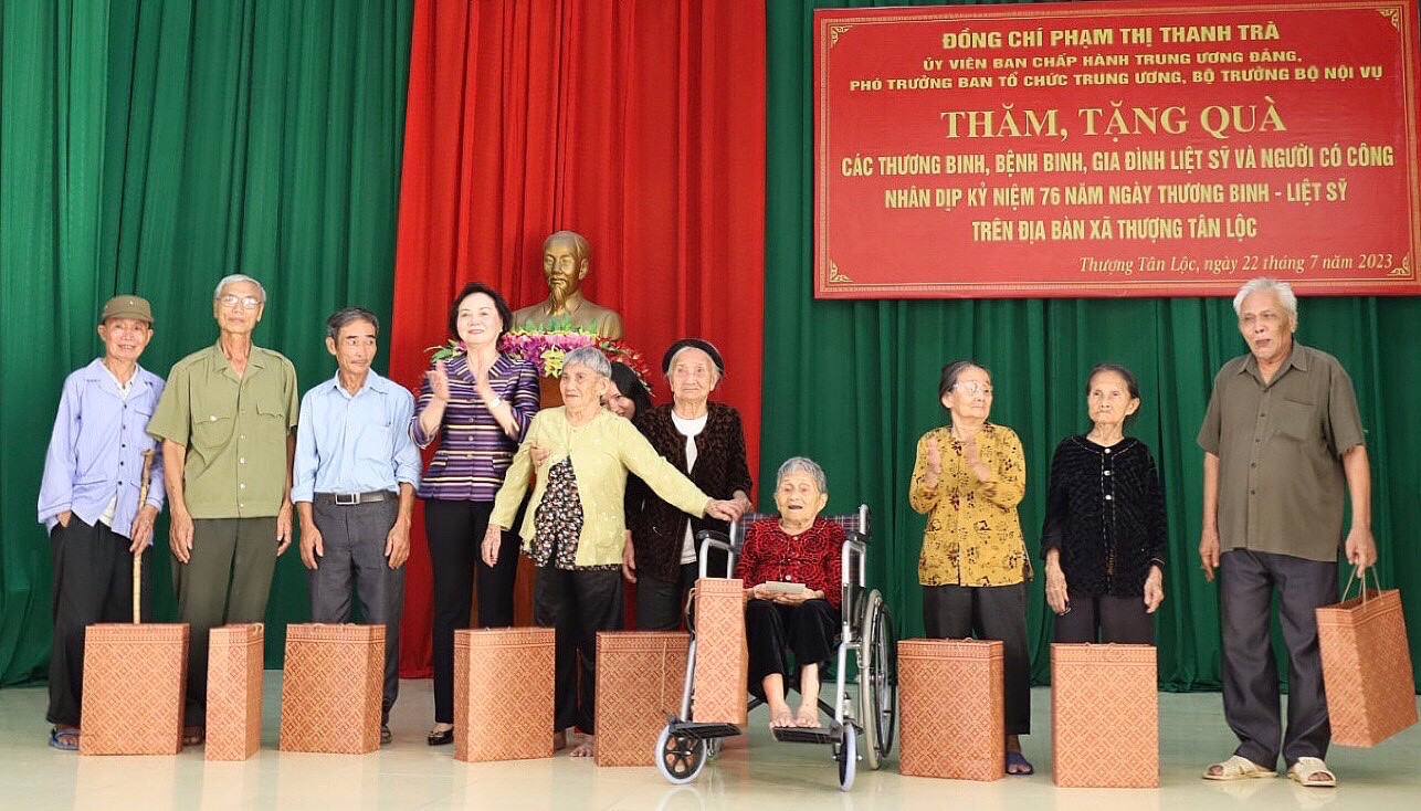 bna-Bộ trưởng Bộ Nội vụ Phạm Thị Thanh Trà trao tặng quà đến Mẹ VNAH và thương binh.jpg