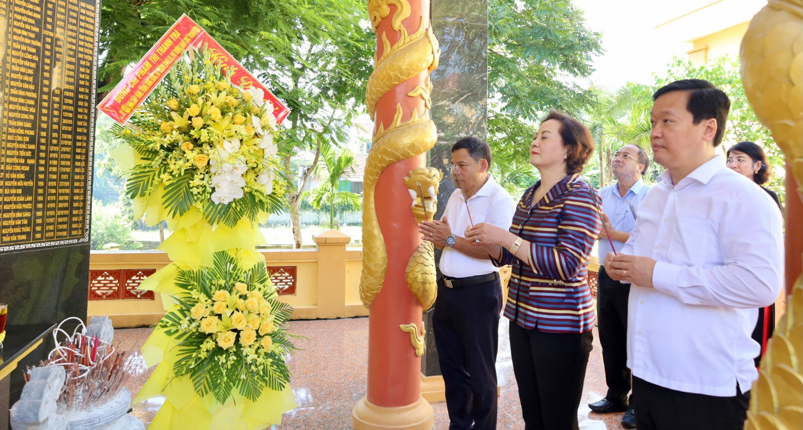 bna-Đoàn đã tiến hành dâng hoa, dâng hương tưởng niệm các anh hùng liệt sỹ tại nhà bia tưởng niệm ghi công các anh hùng liệt sỹ xã Thượng Tân Lộc.jpg