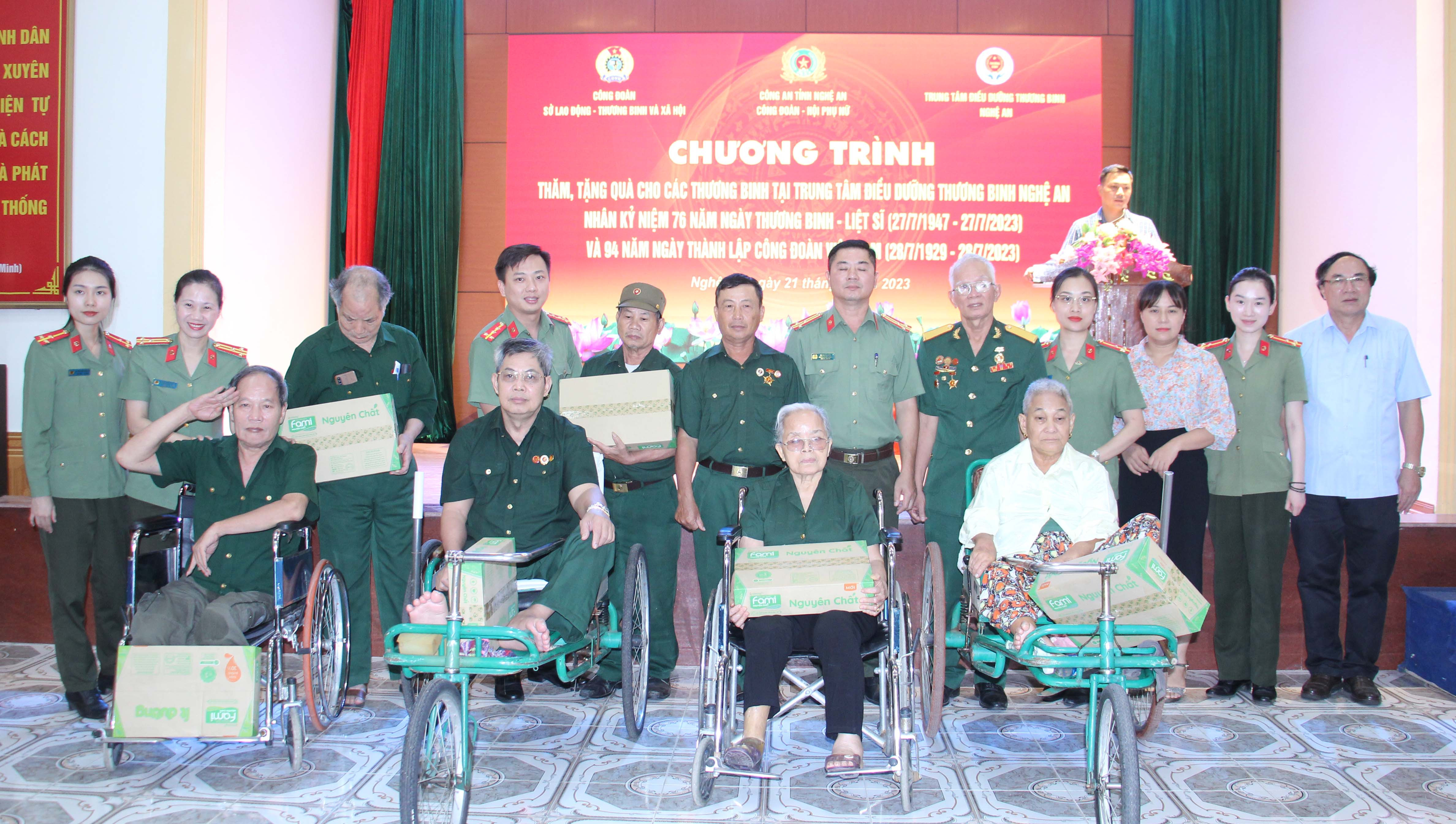 bna_ Đoàn công tác tặng quà các thương bệnh binh tại Trung tâm Điều dưỡng thương binh thương binh Nghệ An.jpg