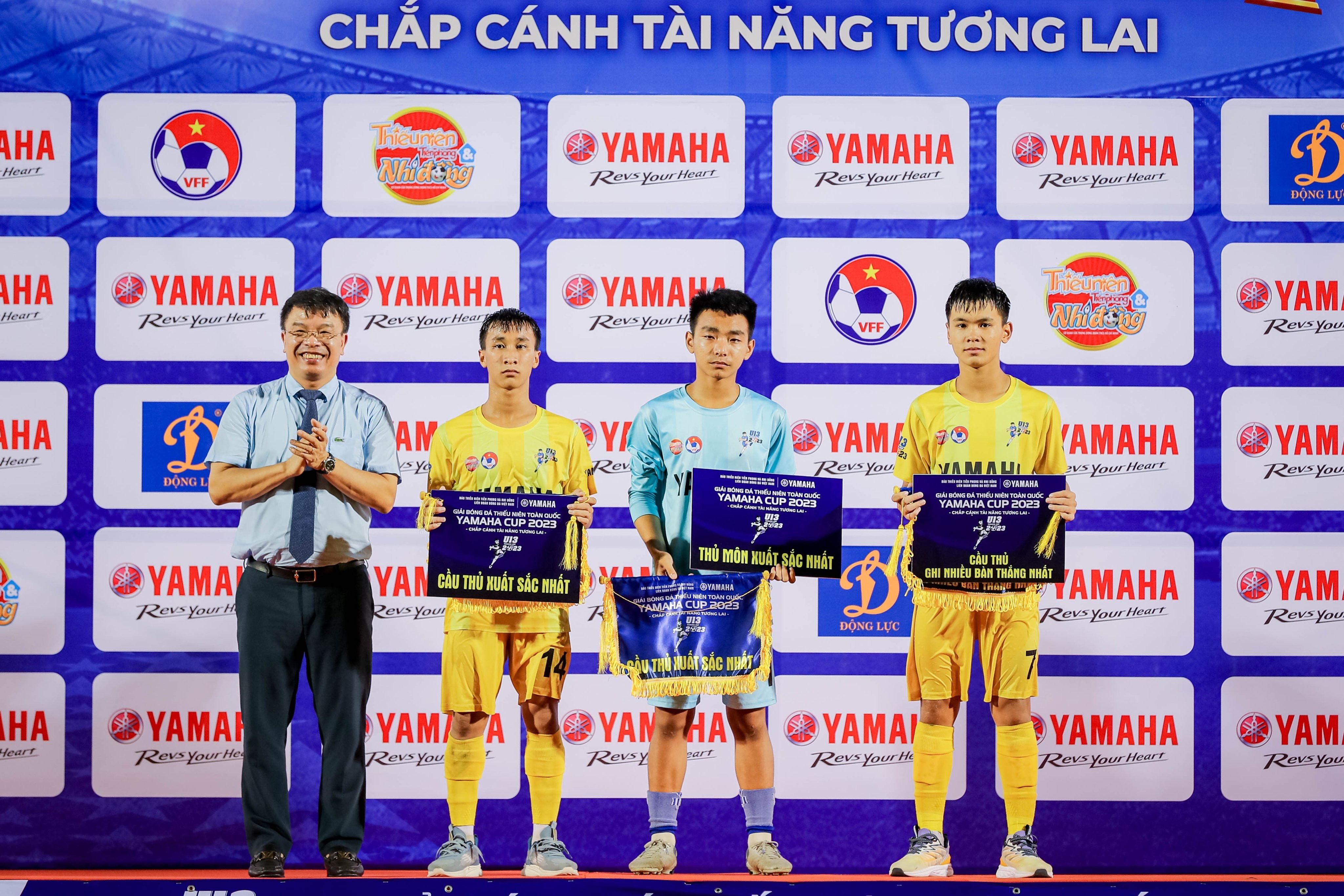 bna_Hoàng Anh Tuấn (mang áo số 14) được bầu chọn là cầu thủ xuất sắc nhất giải U13 Quốc gia 2023. Ảnh Chung Lê.jpg