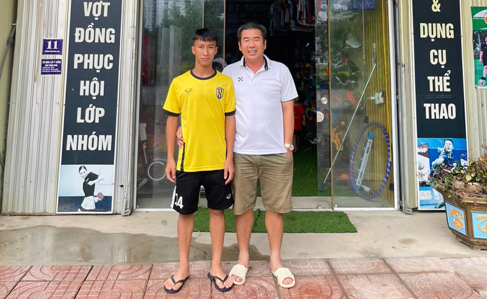 bna_Hoàng Anh Tuấn thăm lại người thầy (Ông Vũ Đức Quyết) đã mang em đến với bóng đá chuyên nghiệp.jpg