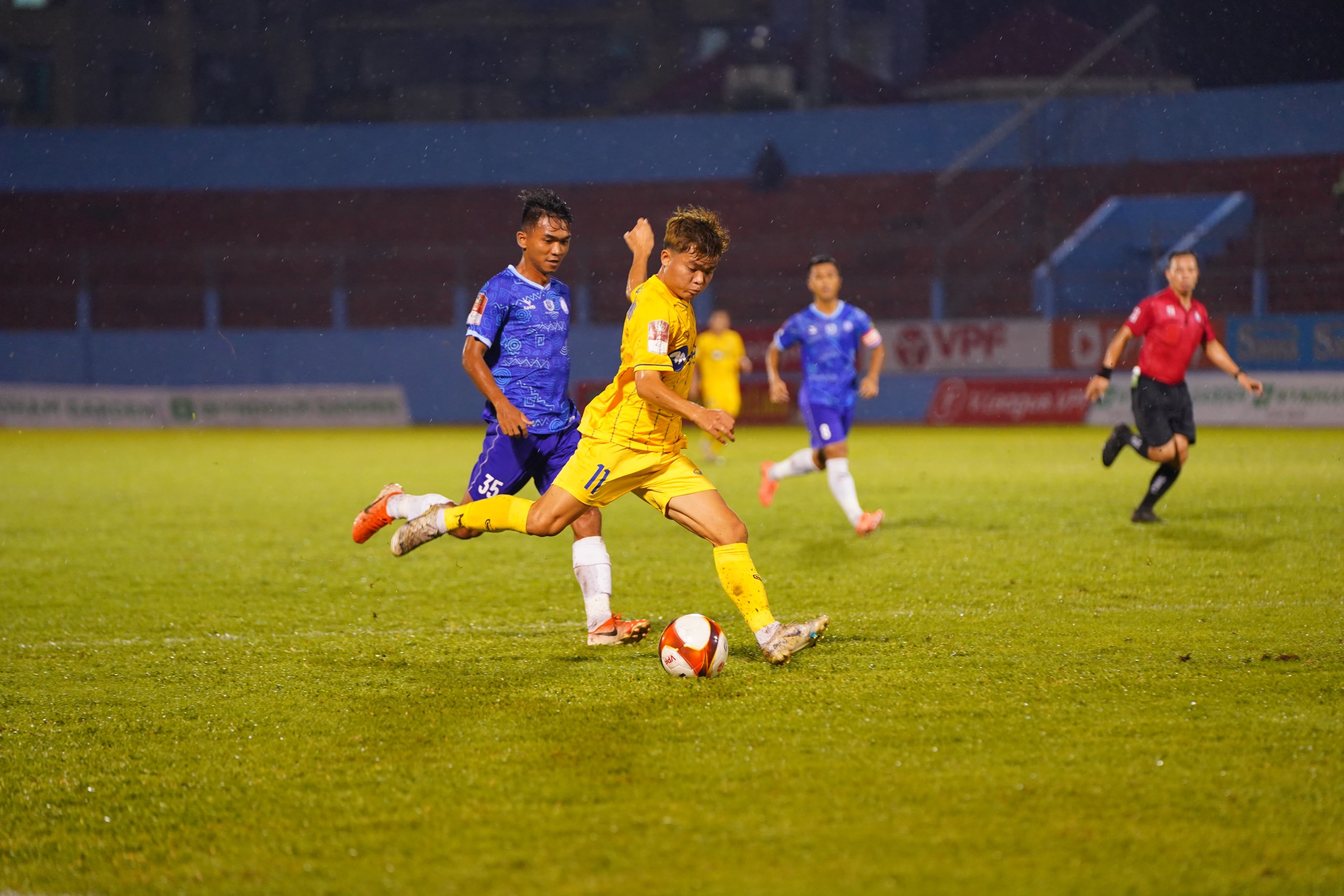 bna_Mạnh Quỳnh tiếp tục được vào sân ở hiệp 2 nhưng không thể giúp Sông Lam Nghệ An có điểm trước Khánh Hòa. Ảnh Sỹ Hiếu.jpg