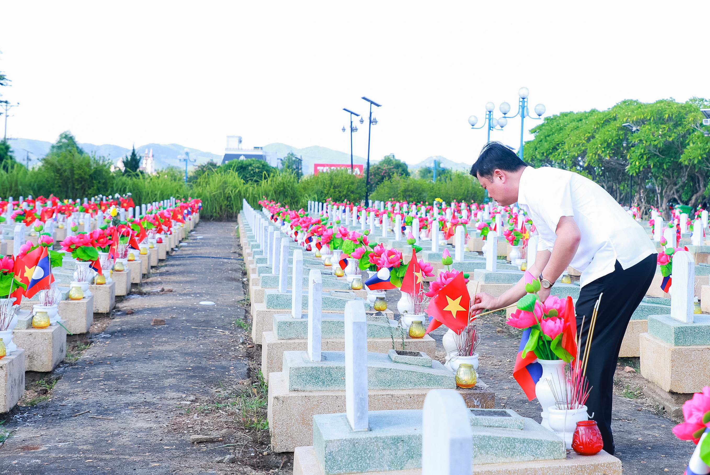 bna_Bí thư Tỉnh ủy Nghệ An Thái Thanh Quý thắp hương tại phần mộ các liệt sĩ ở Nghĩa trang liệt sĩ quốc tế Việt - Lào.JPG