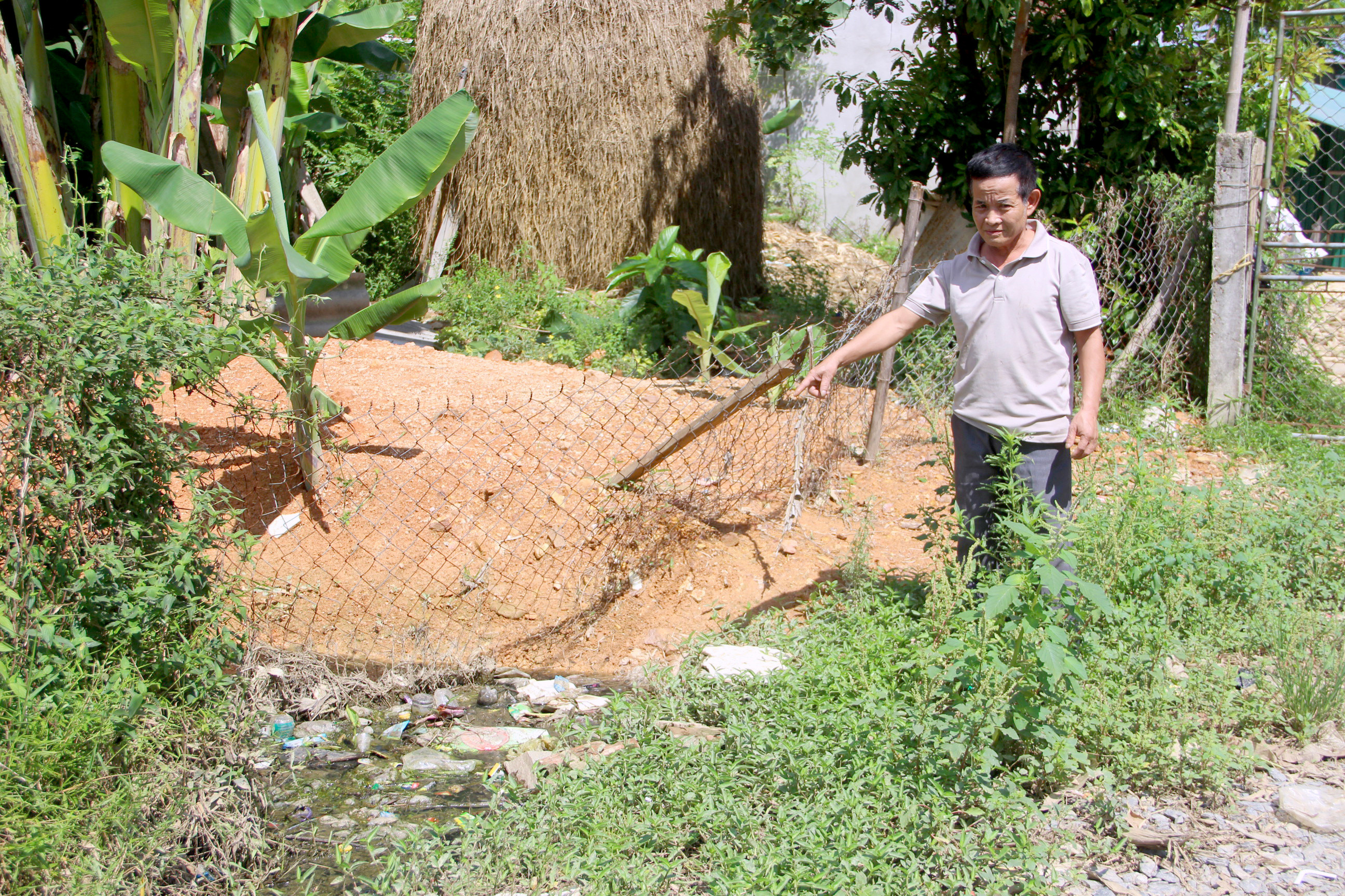 bna_Gia đình ông Bùi Văn Bình đã tạo điều kiện để chính quyền xã Thanh Yên mượn đất lắp cống thoát nước trong 6 tháng, đến hạn địa phương vẫn chưa làm được cống ảnh Quang An.jpg