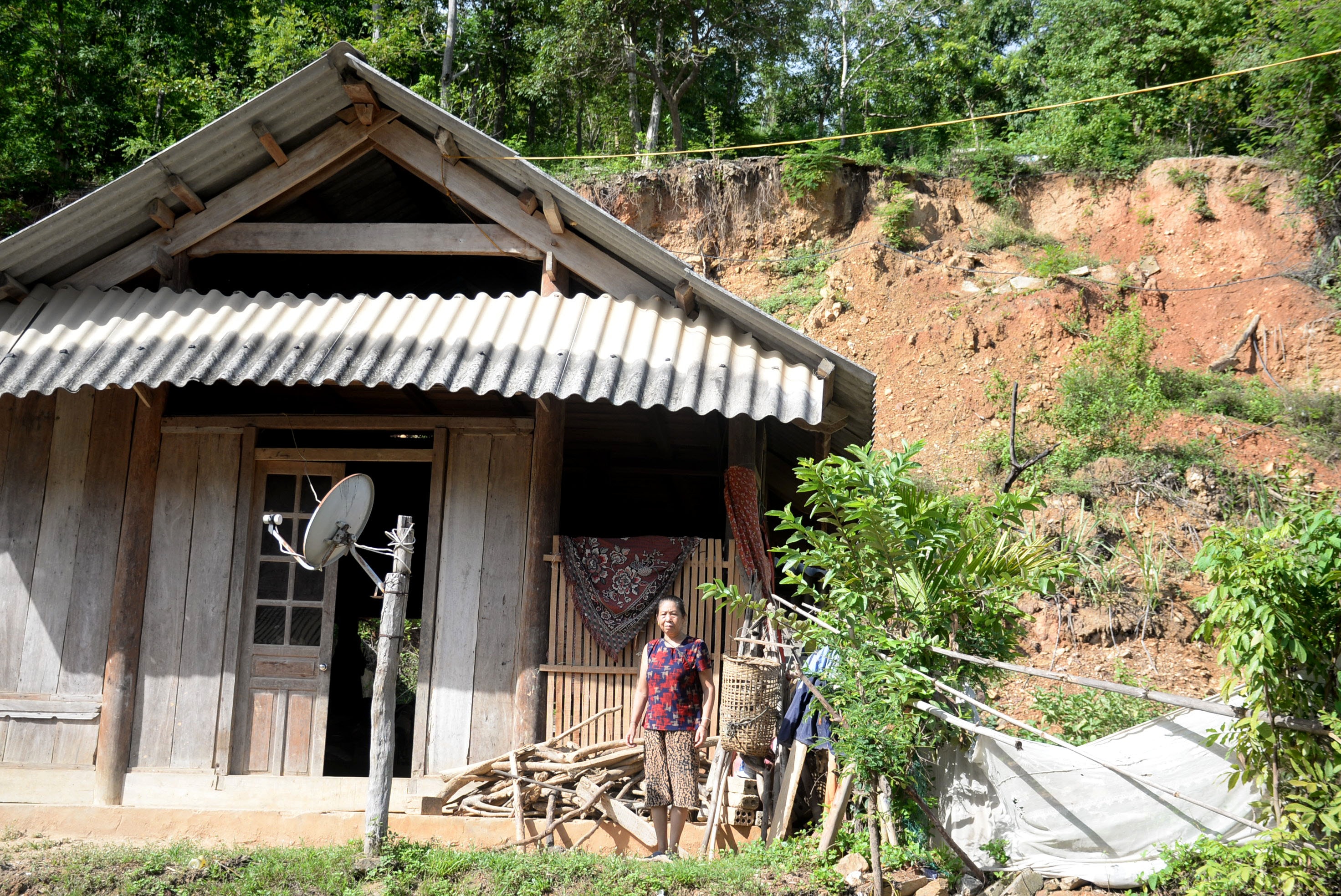 bna_Ngôi nhà của gia đình bà Lô Thị Liên bên điểm có nguy cơ sạt lở núi cao, cần di dời đến nơi ở mới. Ản Q.An.JPG