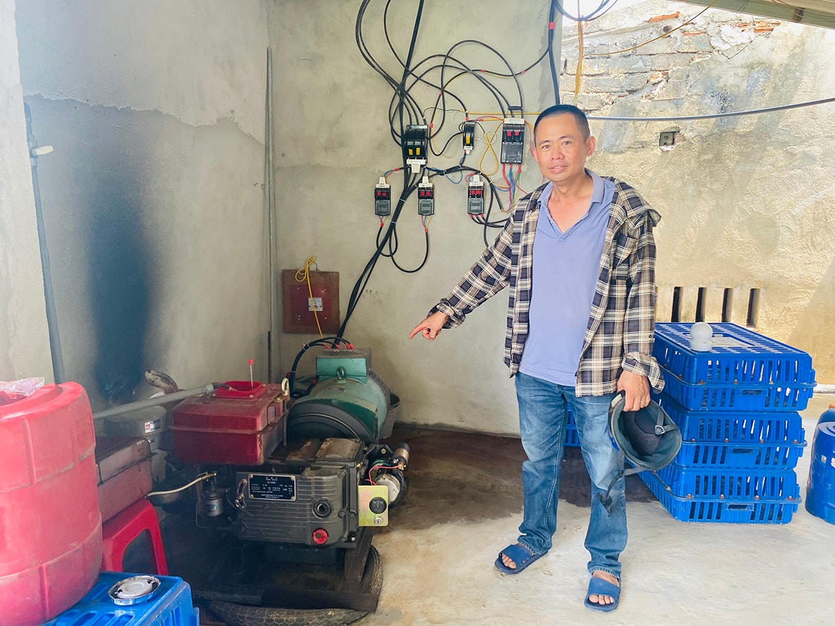 Chủ trại gà ở huyện Nghi Lộc phải đầu tư máy phát điện cho hệ thống làm mát vì sợ gà bị chết do sốc nhiệt.