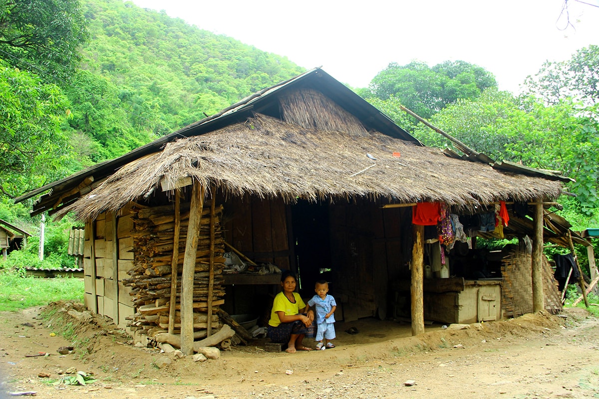 Do không có điện nên cuộc sống bà con bản Na Nhu, xã Tà Cạ, huyện Kỳ Sơn vẫn còn rất khó khăn.